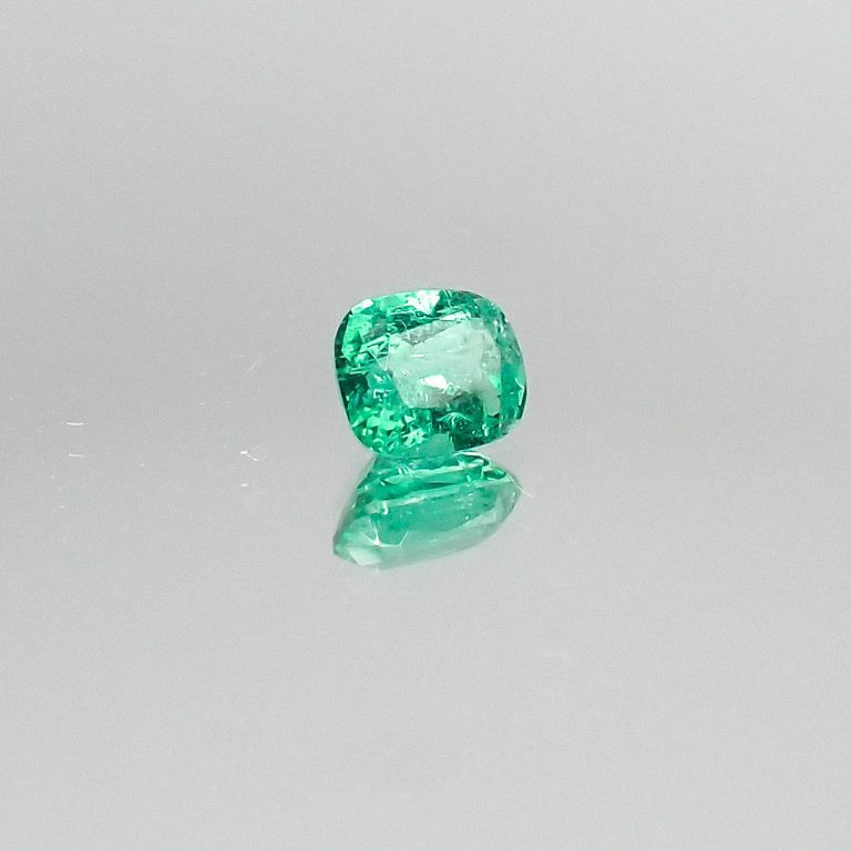 パライバトルマリン(宝石名トルマリン/別名パライバ・トルマリン) ブラジル産 0.409ct ソ付(宝貴協)[20052683]4.8×4.0mm前後