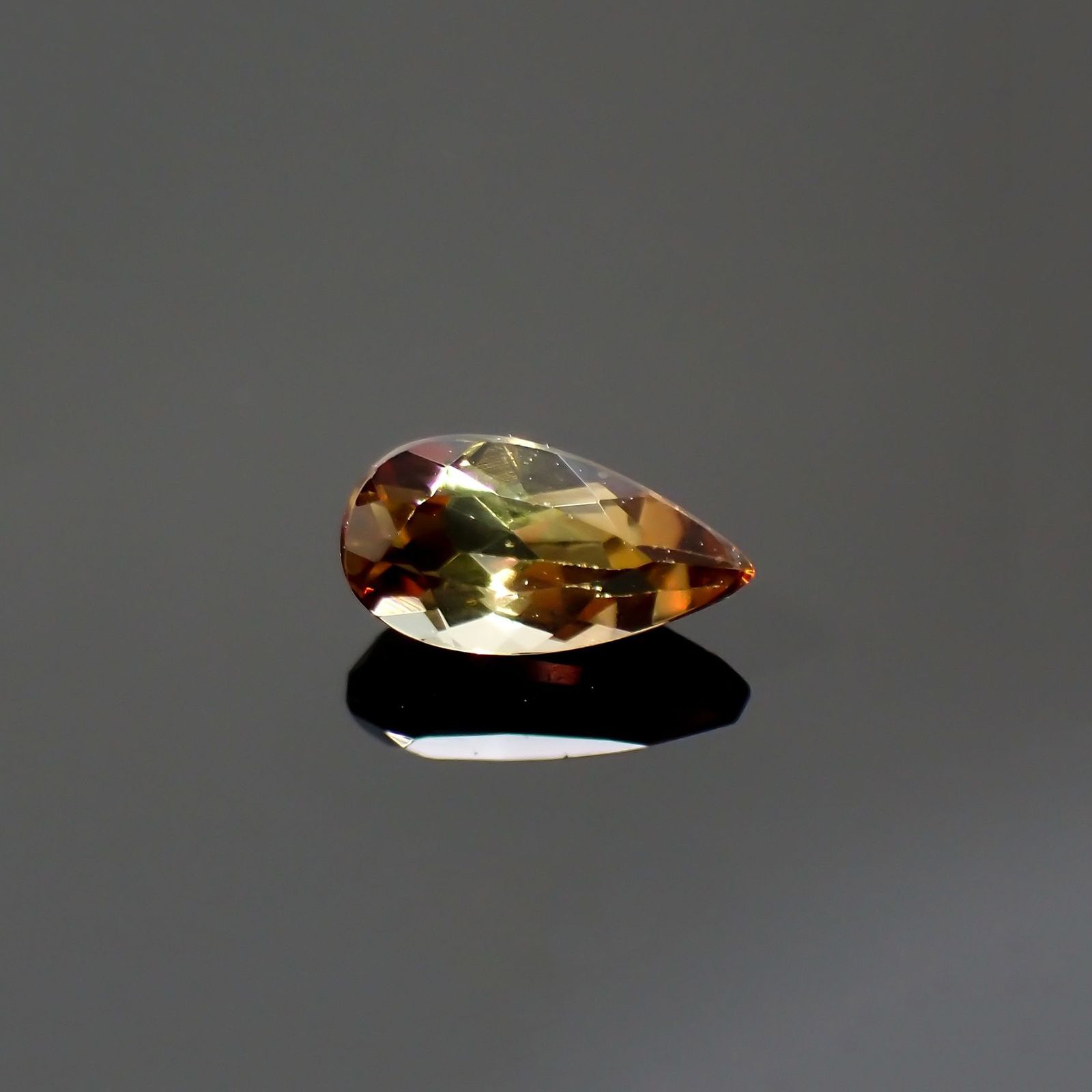 アンダリュサイト(宝石名アンダリュサイト)スリランカ/モザンビーク産 識別済 0.32ct / 5.8x3.1mm前後 [251014424]