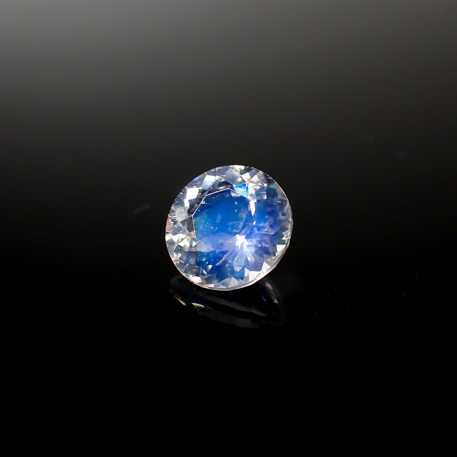 レインボームーンストーン ザンビア産 0.55ct[231224796]5.6x5.6mm前後