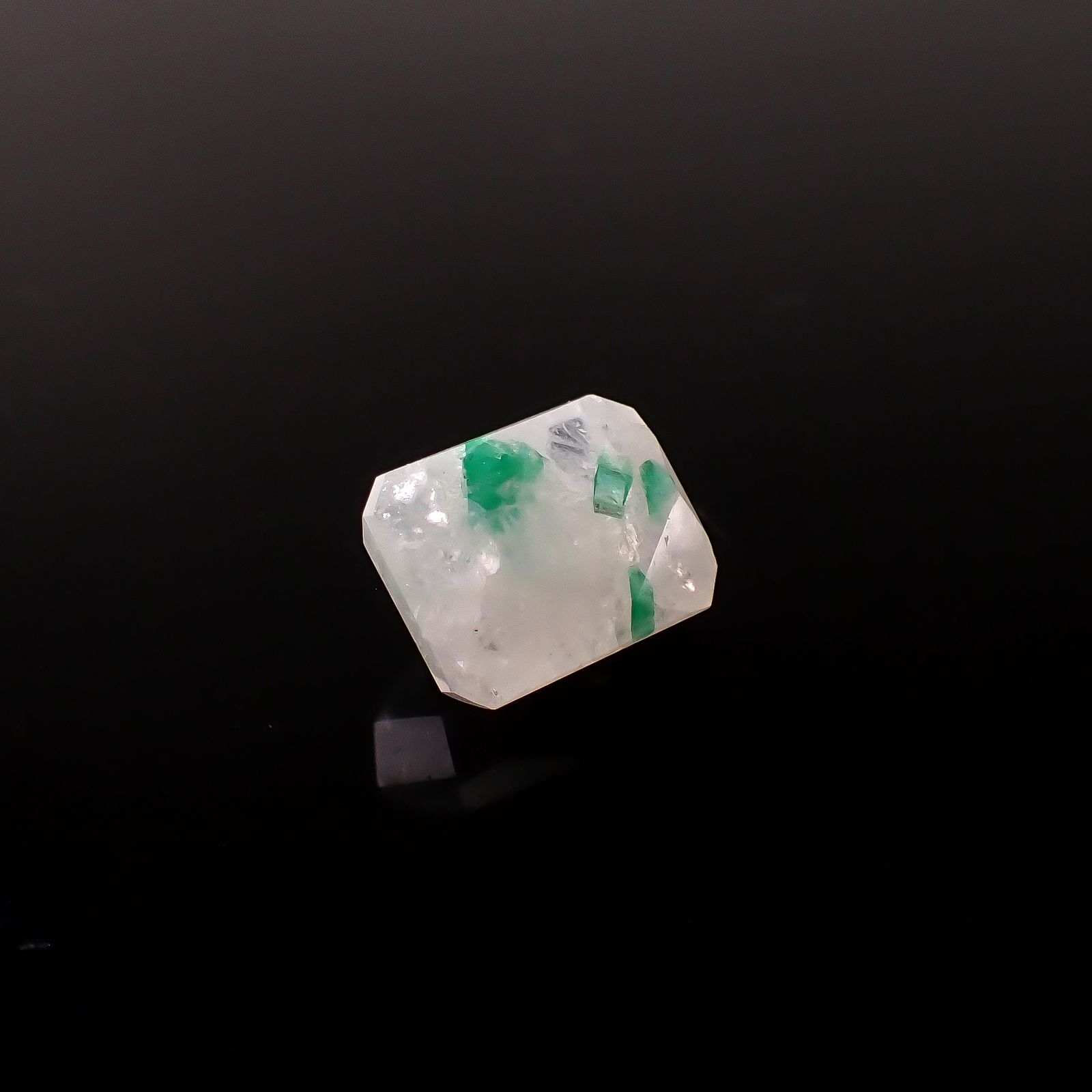 エメラルドインクォーツ パキスタン産 8.22ct / 13.1x10.3mm前後 [260231653]