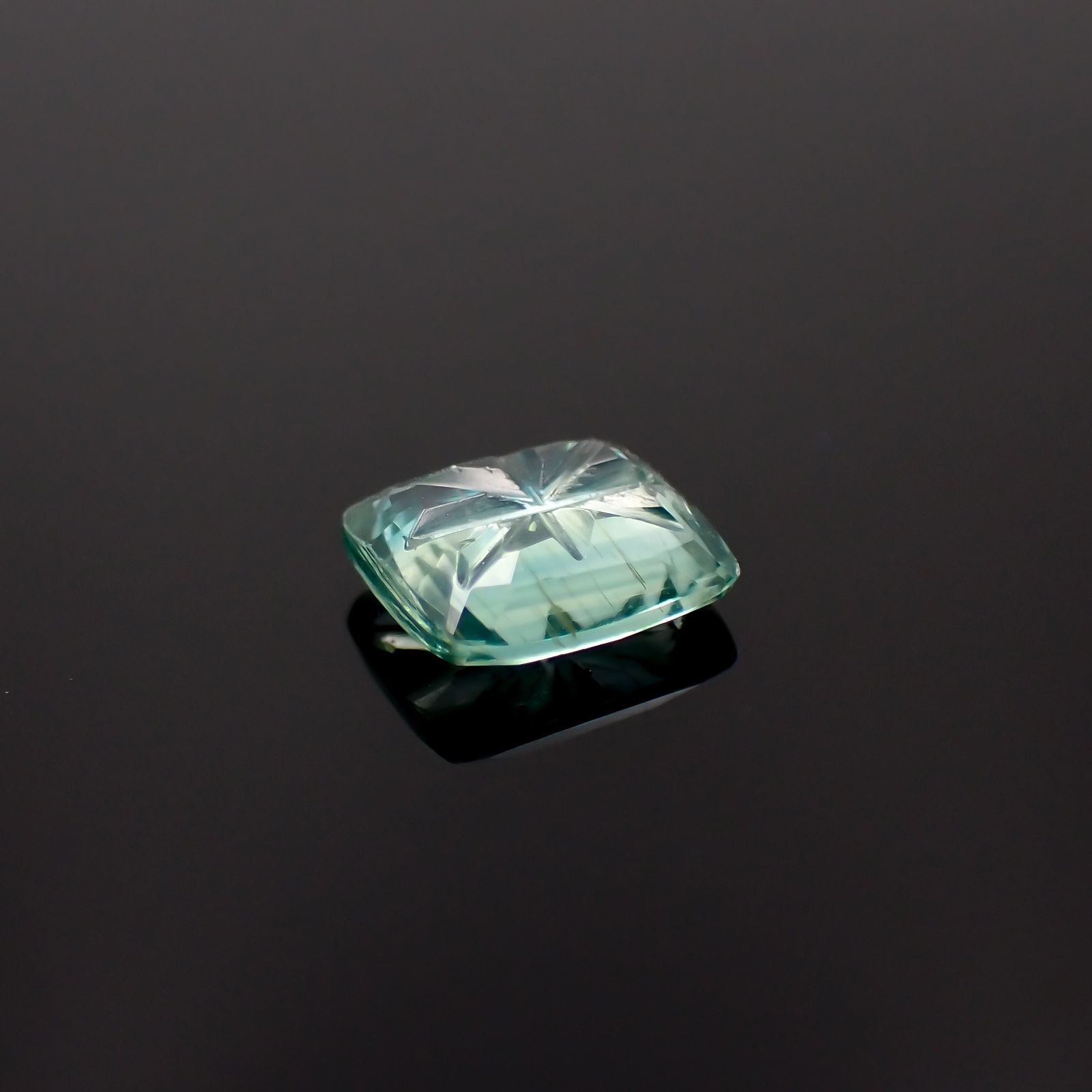 ◇甲州貴石切子Plus Three◇バイカラーカイヤナイト カード付き(宝石名カイヤナイト)ネパール産 1.58ct 識別済[231225069]7.5x6..8mm前後