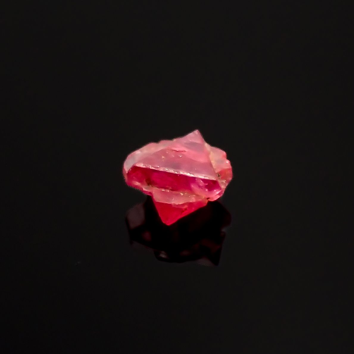 ツインクリスタルスピネル(スピネル式双晶）原石 ビルマ産 0.078ct[231124056]2.8x2.8mm前後
