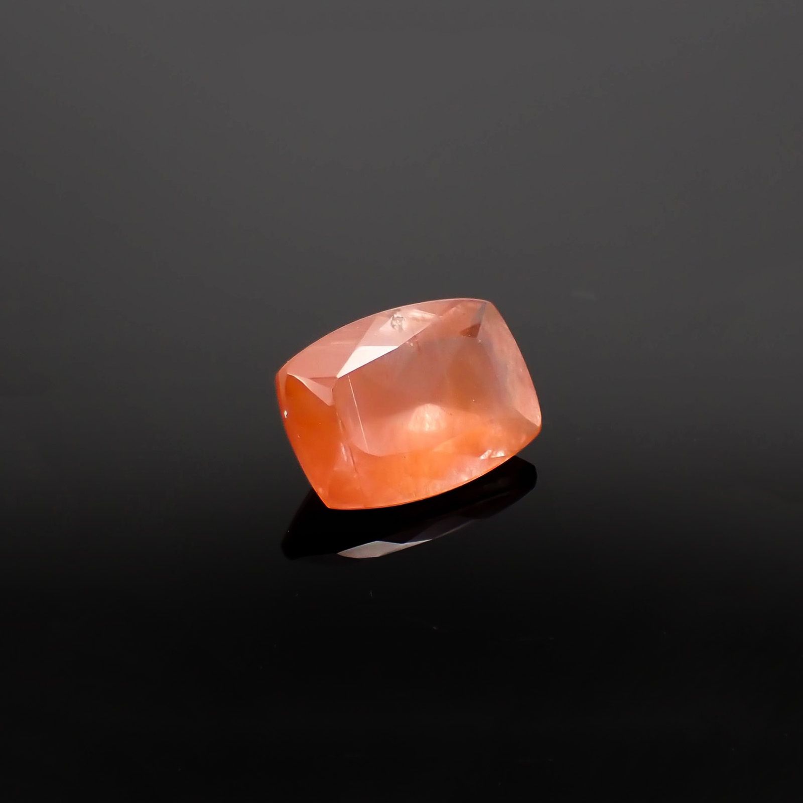 サンストーンスキャポライト(宝石名シーン・スキャポライト)タンザニア産 識別済 4.29ct / 12.8x9.2mm前後 [260819280]