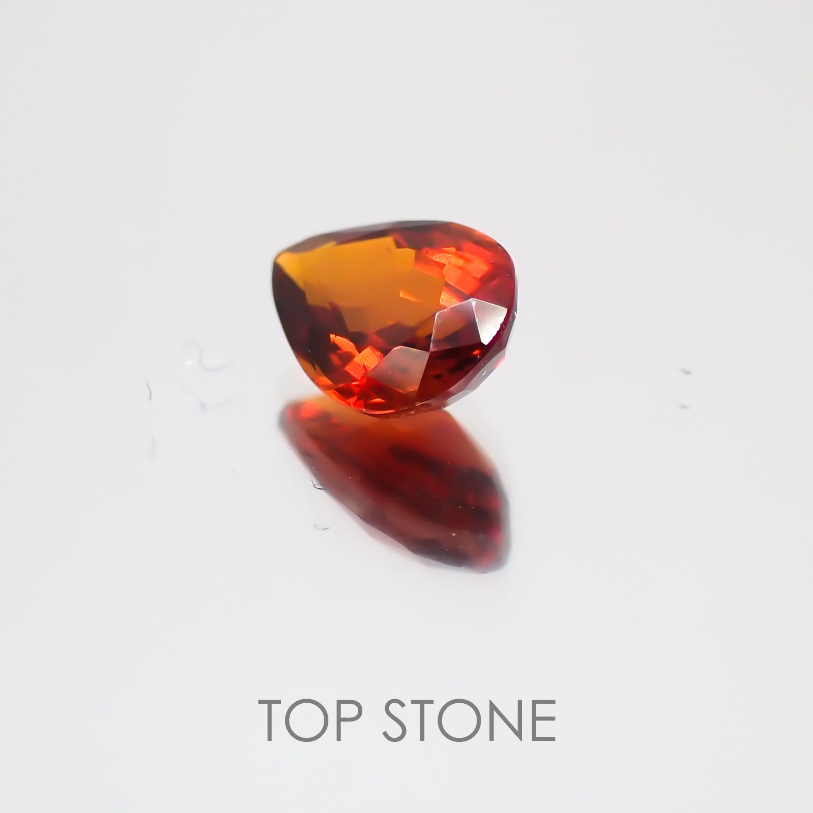 クリノヒューマイト タジキスタン産 ルース 0.67ct[19111517]6.7×4.8mm前後