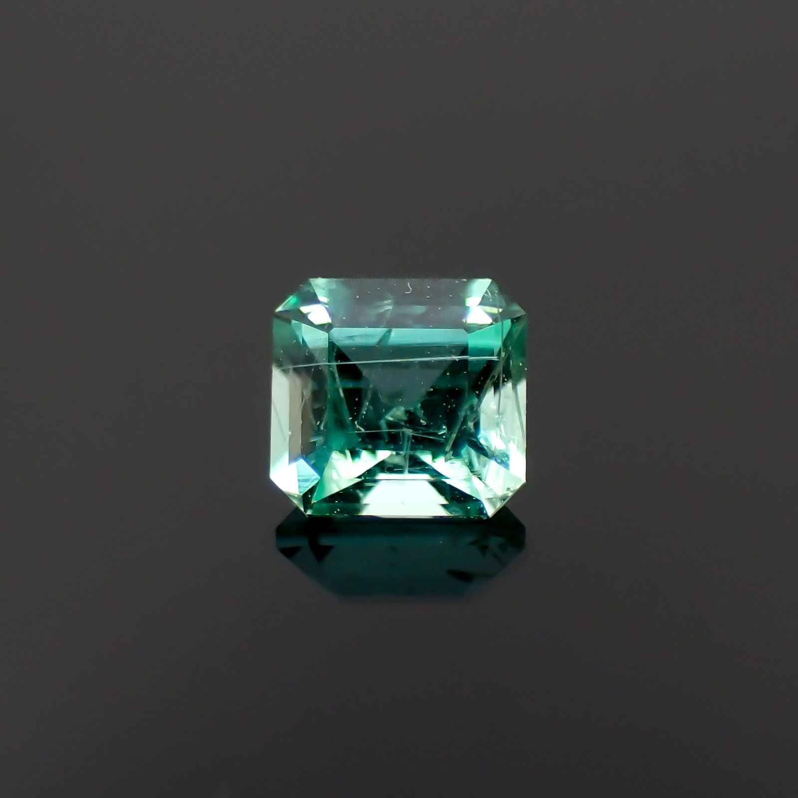 ノンオイル エメラルド ロシア産 0.24ct[230421687]3.7x3.5mm