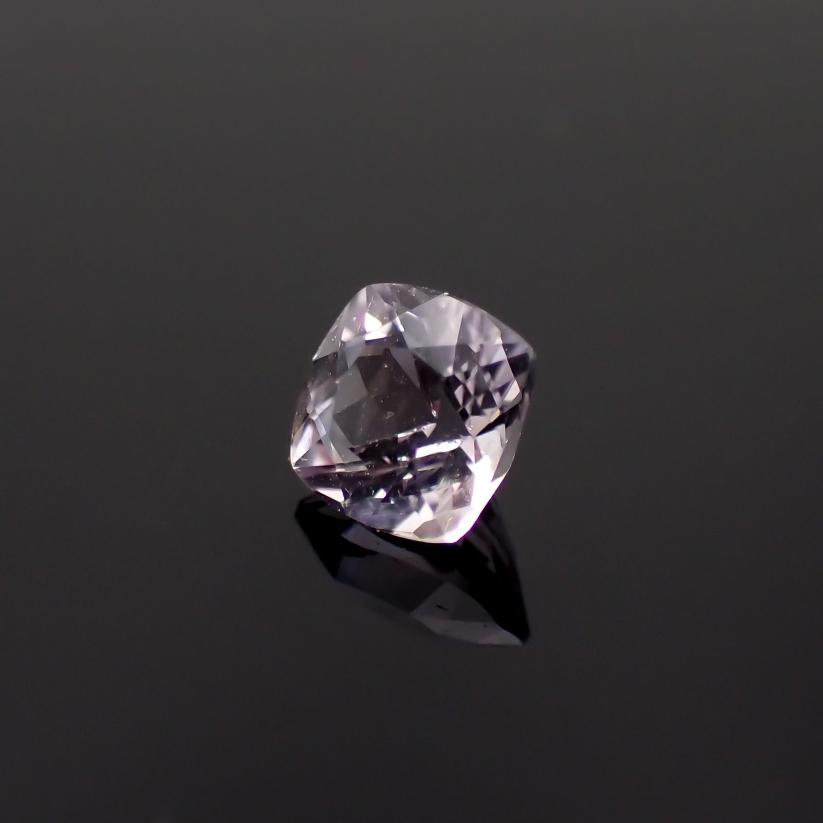 マリアライト フルオレッセンス(宝石名スキャポライト)スリランカ産 識別済 0.53ct / 5x4.9mm前後 [251021678]