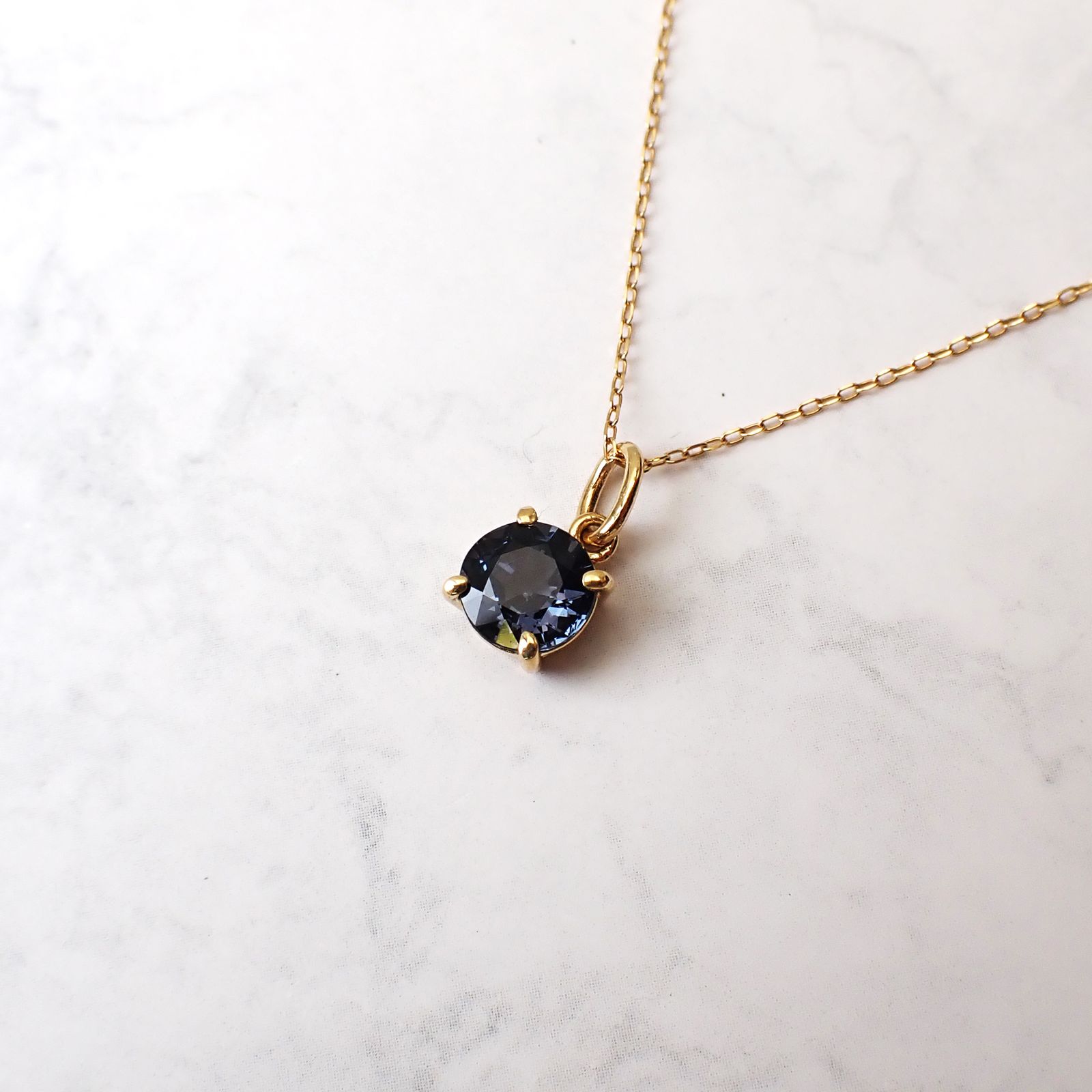 ◇K18ペンダント◇ バイオレットスピネル 0.90ct | ラウンド/つやあり仕上げ 6mm(※チェーン別売り) [241229429]