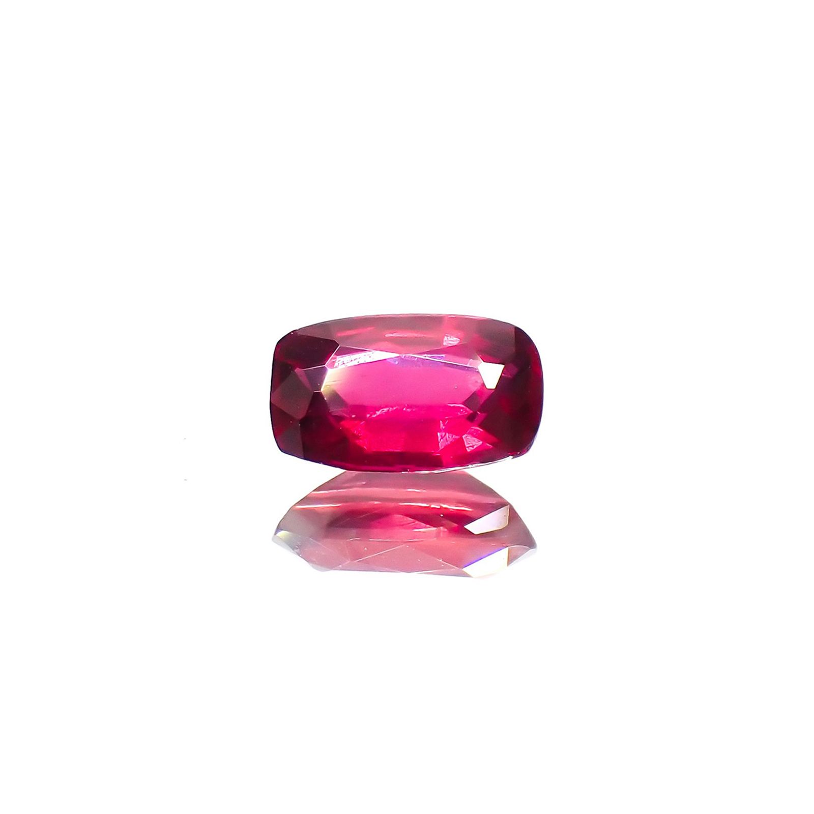 ルビー 非加熱 マダガスカル産 0.33ct / 5.1x3.1mm前後 [230622340]