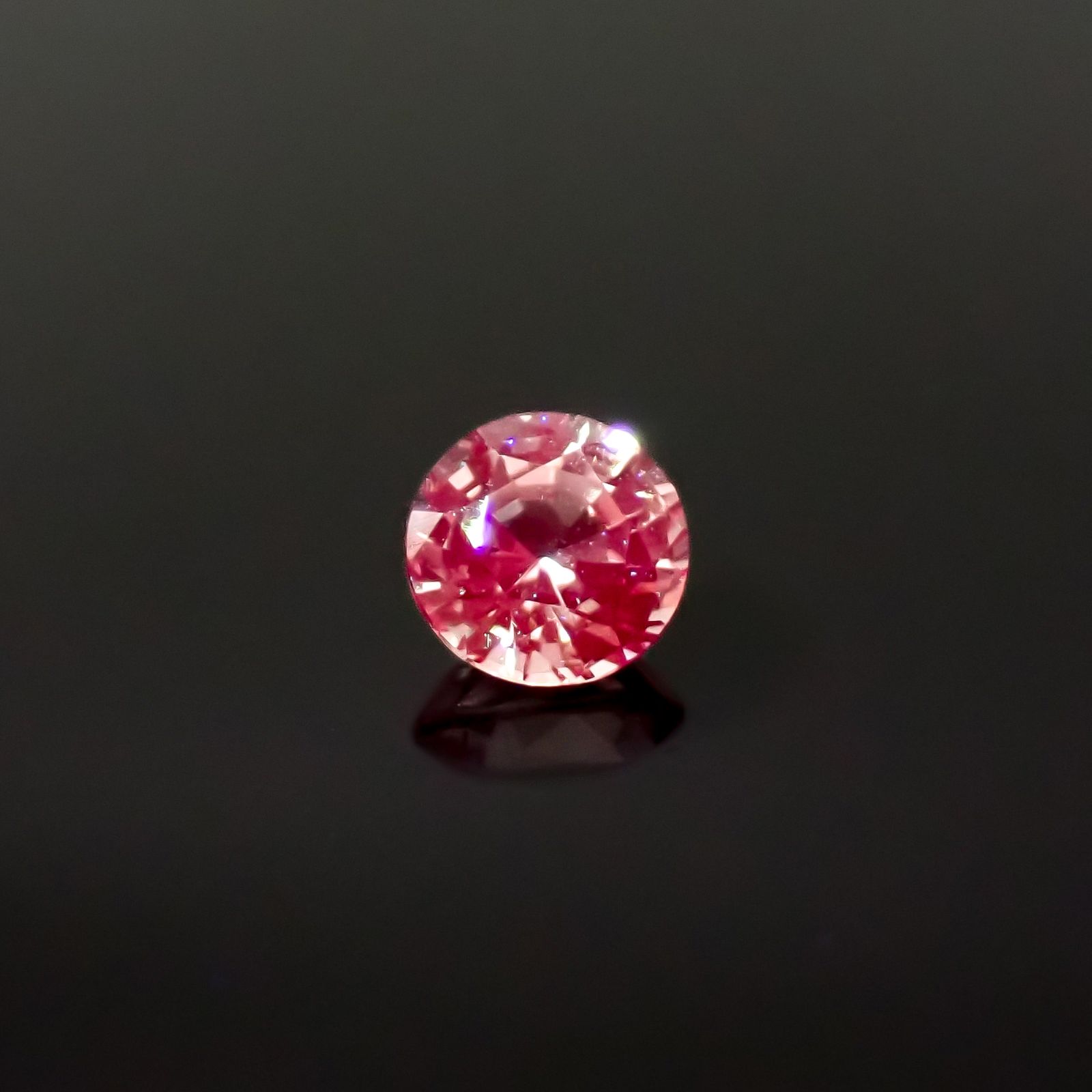 ドラゴンガーネット タンザニア産 0.60ct / 5x5mm前後 [260532242]