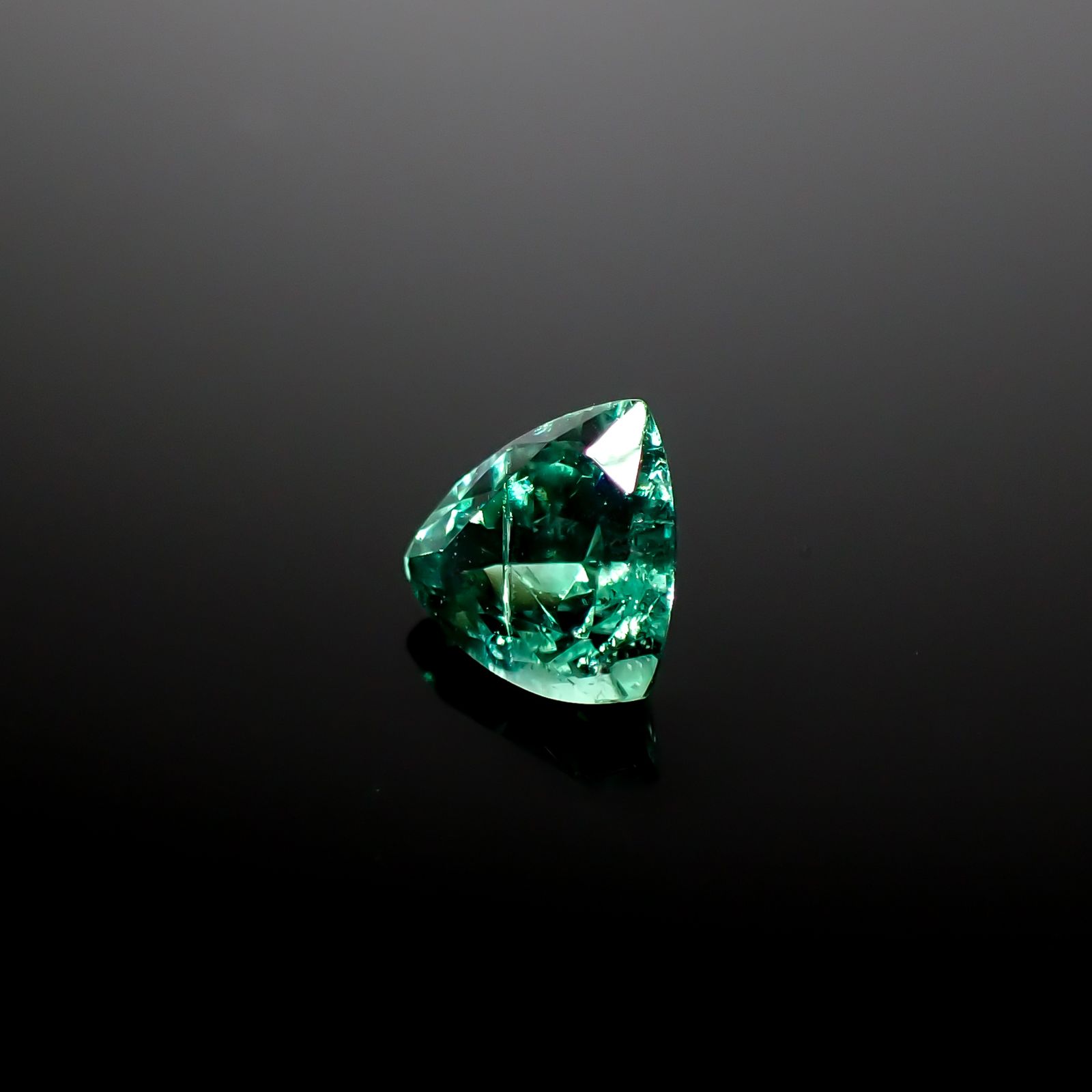 パライバトルマリン(宝石名トルマリン/別名パライバ・トルマリン)ブラジル・キントス鉱山産 0.471ct ソ付(宝貴協)[240928714]5.17x5.31mm前後