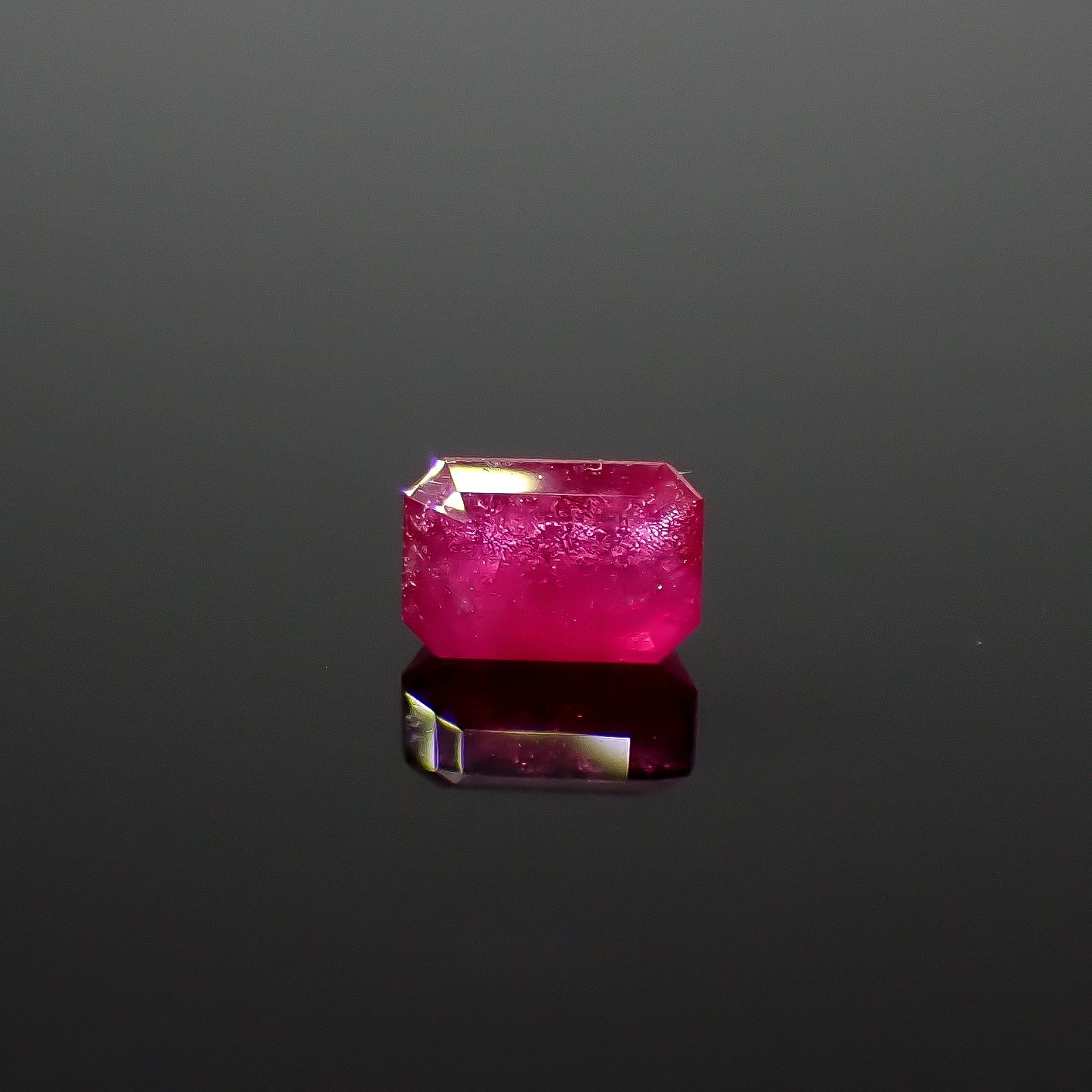 レッドベリル/ピンクベリル アメリカ・ユタ州産 0.18ct [250530373]4x2.7mm前後