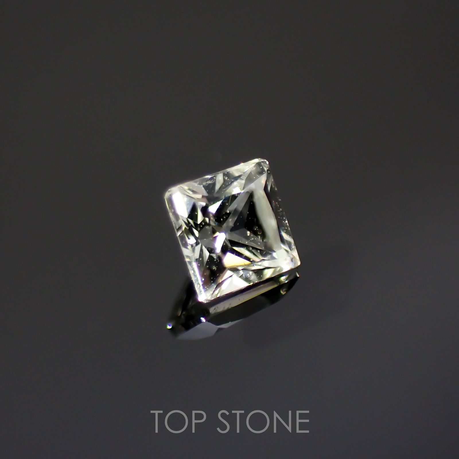 ◇プリンセスカット◇リューコガーネット(宝石名ホワイト グロッシュラー・ガーネット)ビルマ産 0.17ct 識別済[220115441]2.9x2.9mm前後