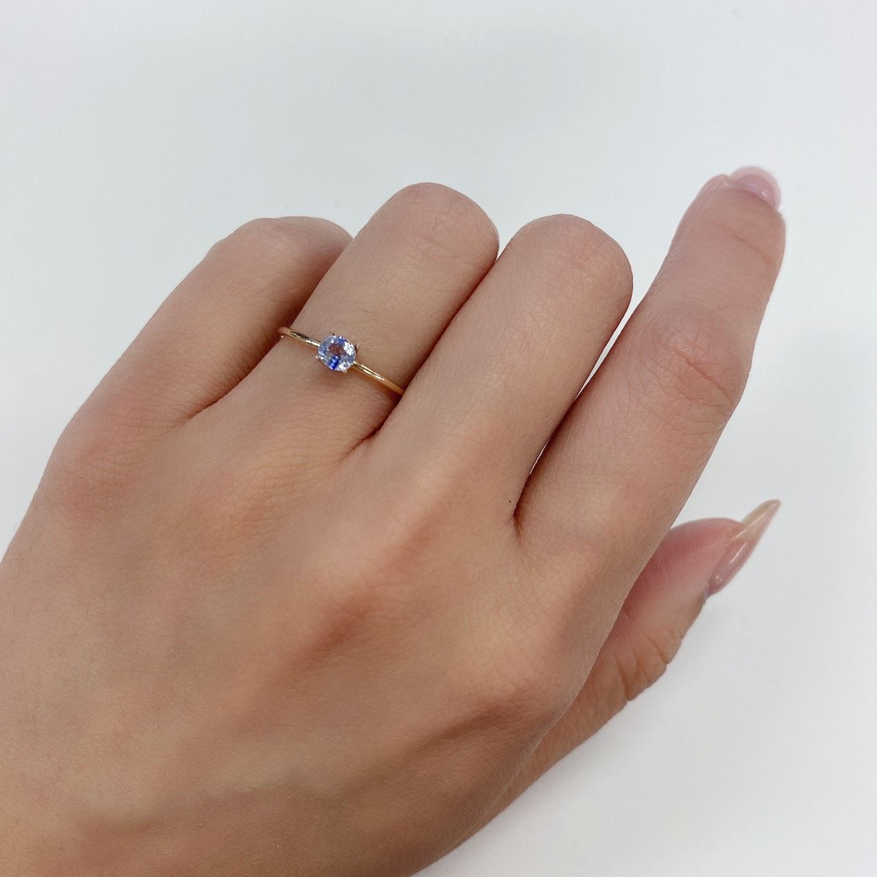 アイスブルーサファイア スリランカ・マダガスカル産 ルース 0.31ct[210711176]4.2×3.7mm前後