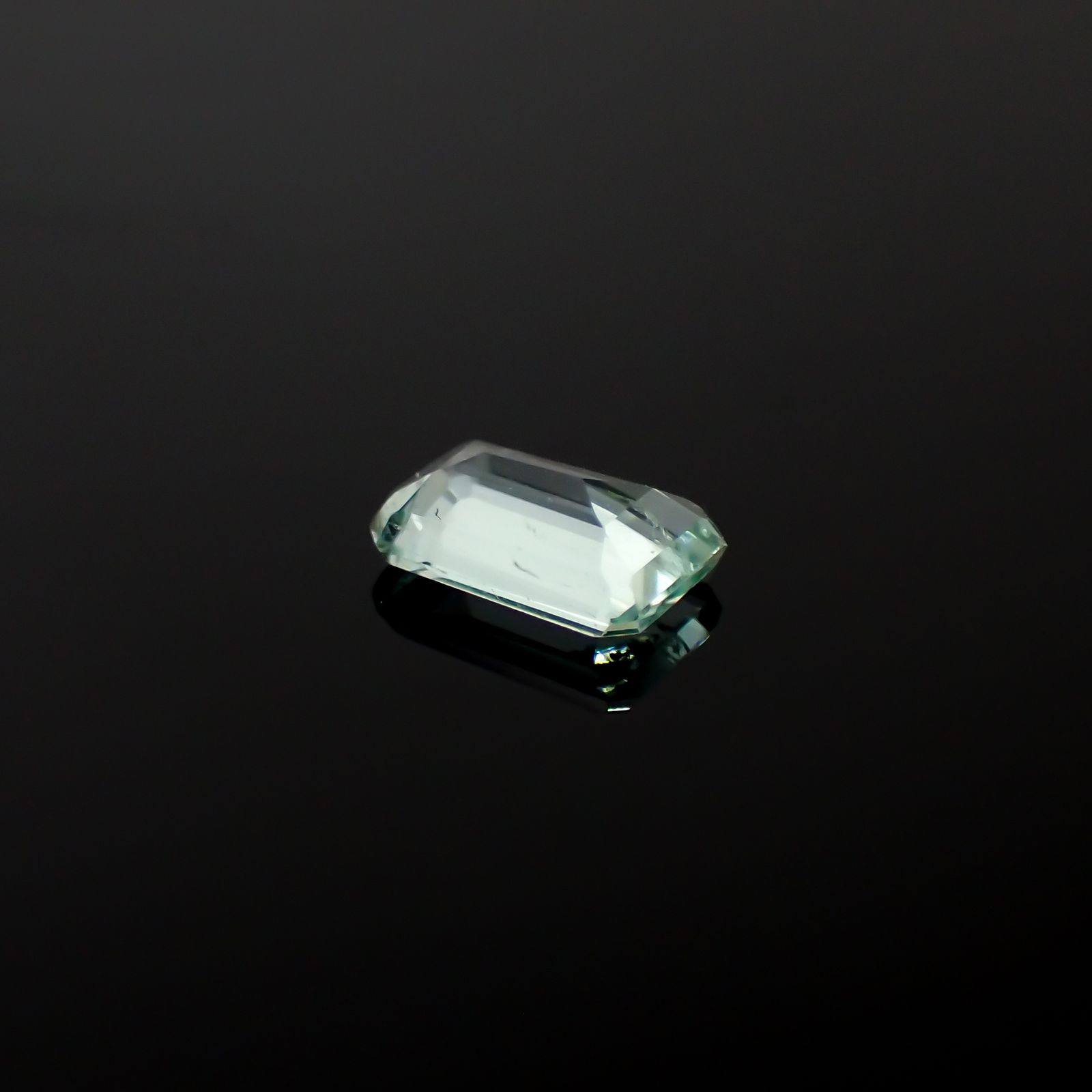 パステルカラーエメラルド コロンビア産 0.44ct[240225960]6x3.8mm前後