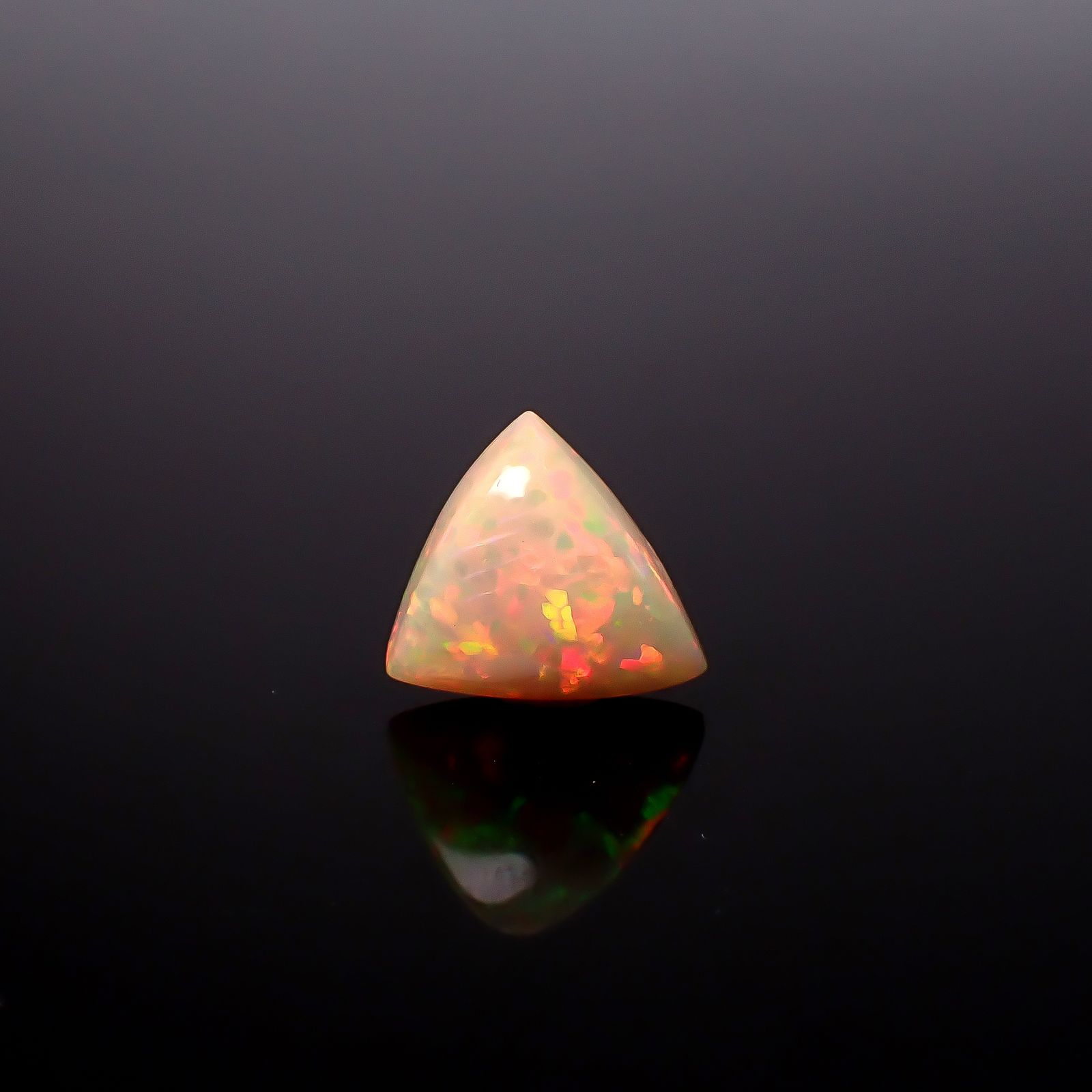 エチオピアオパール(宝石名オパール)エチオピア産 ソ付(彩珠) 4.189ct / 13.4x12.7mm前後 [260722822]
