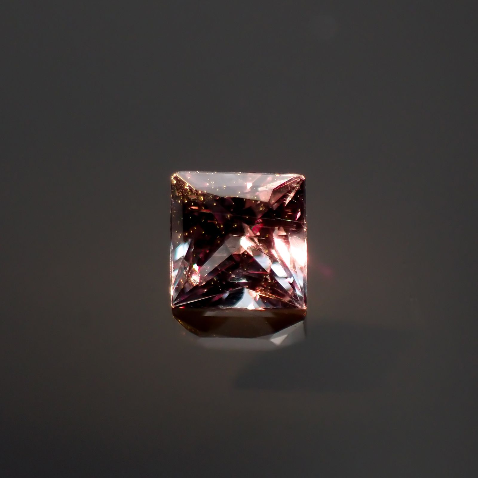 ◇プリンセスカット◇カラーチェンジガーネット アレキタイプ マダガスカル・ベキリー産 0.098ct[230522185]2.4x2.4mm前後
