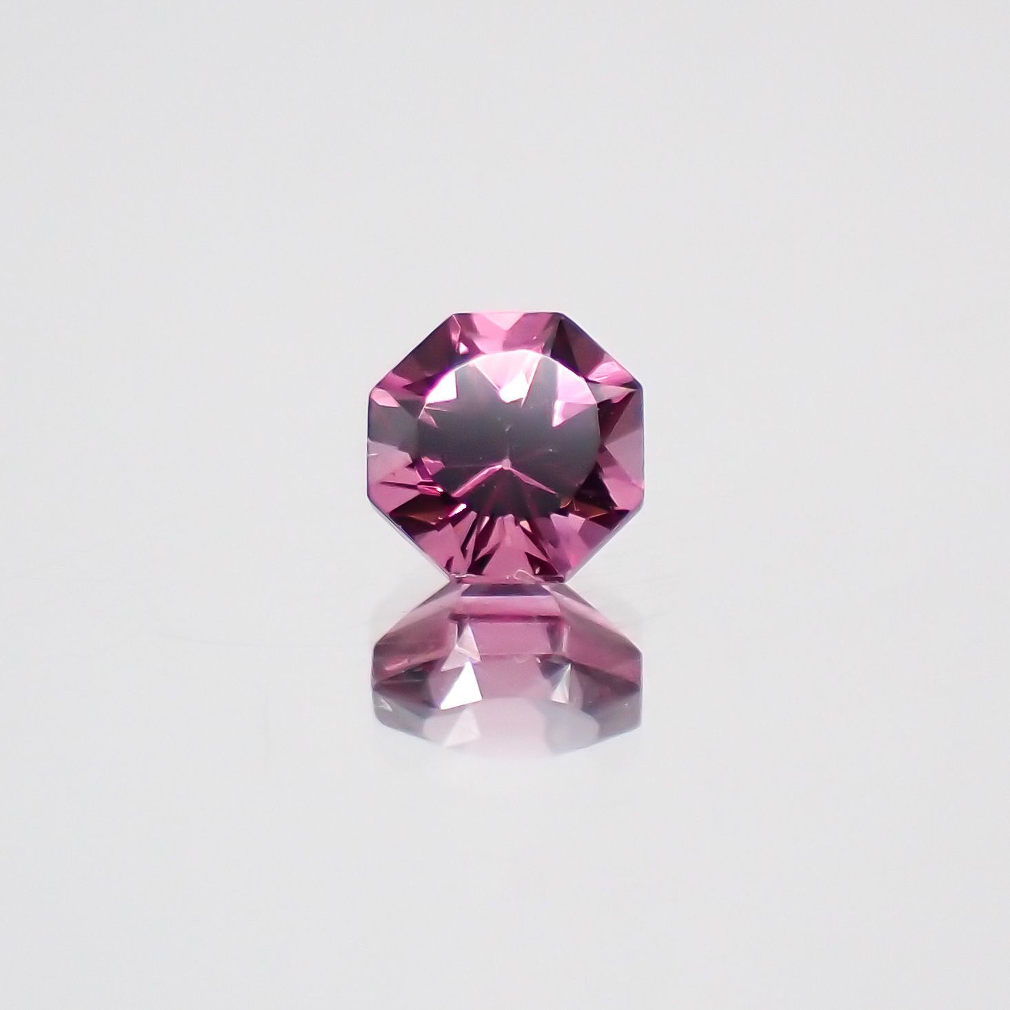 ◇オクタゴンカット◇マラヤガーネットSA(宝石名ガーネット) タンザニア産 0.40ct 識別済[210611033]4×4mm前後