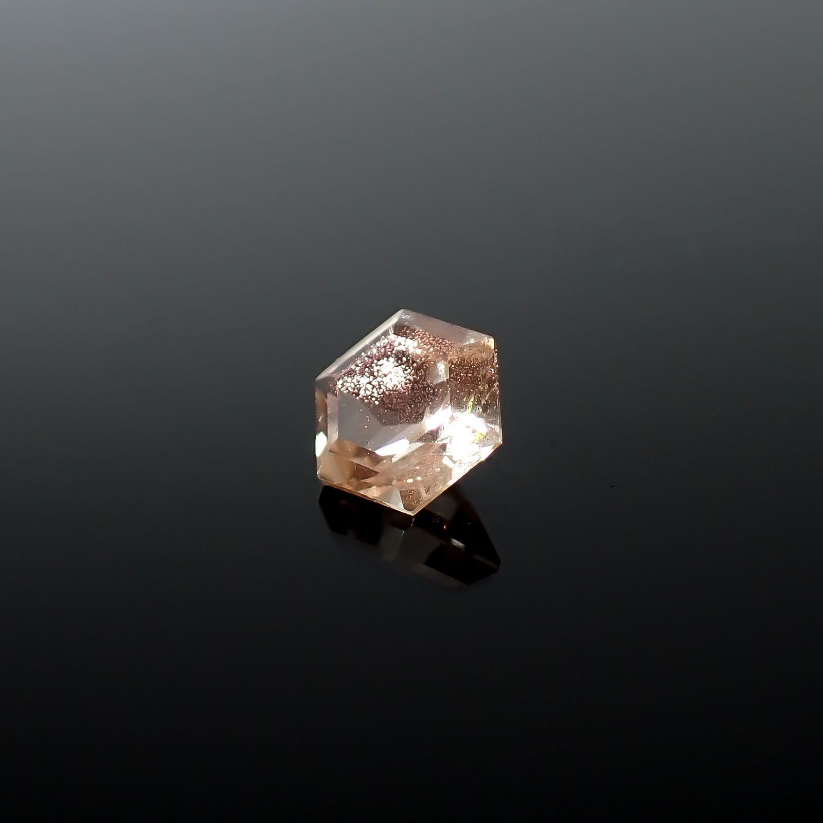 ◇ヘキサゴンカット◇オレゴンサンストーン アメリカ・オレゴン州産 0.57ct / 5.3x5.2mm前後 [260732645]