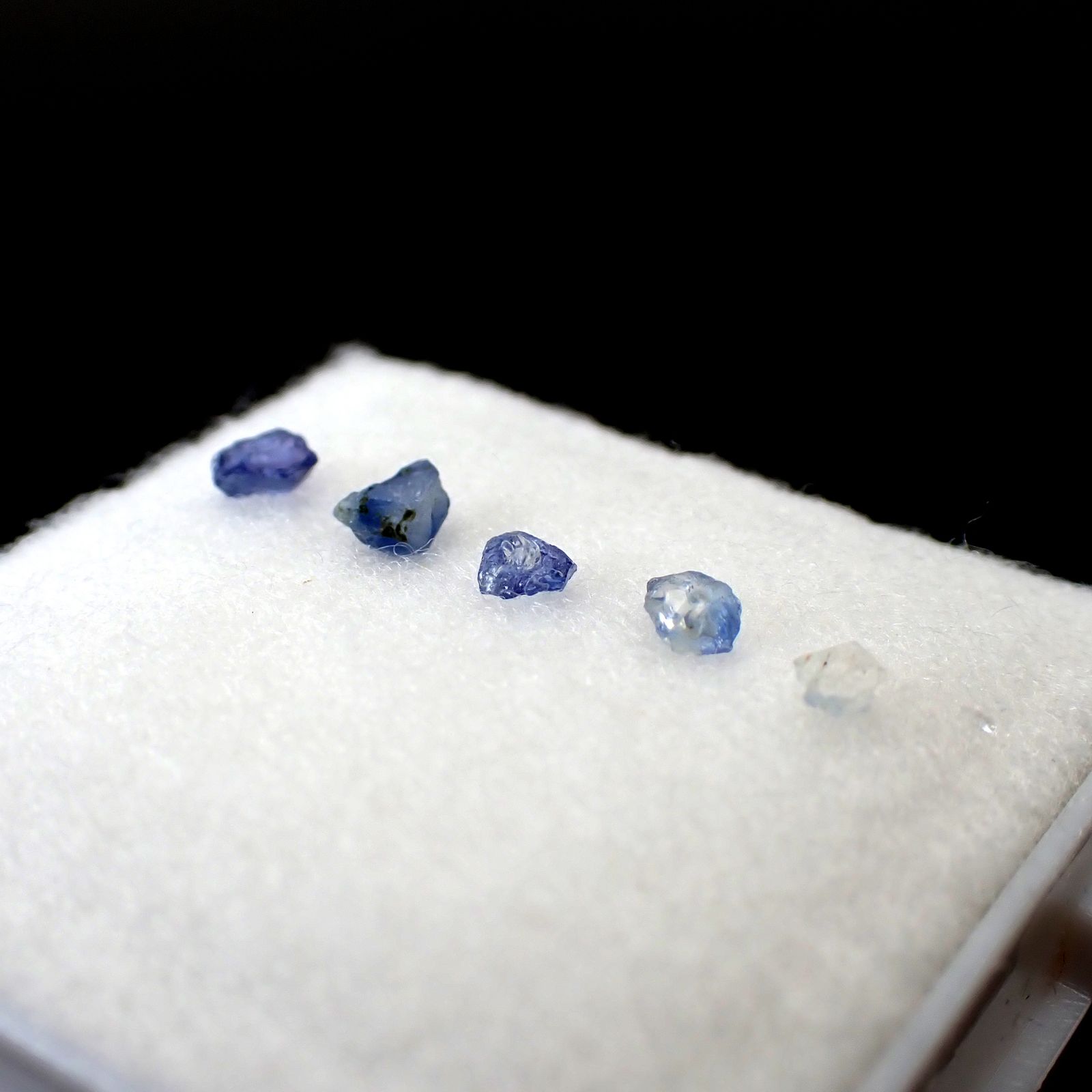 ◇ランダムセレクト◇ベニトアイト 原石5個セット アメリカ・カリフォルニア州産 約0.20ct(5pcs合計) / 2.0-3.5x2.0-3.5mm前後 [260632525]