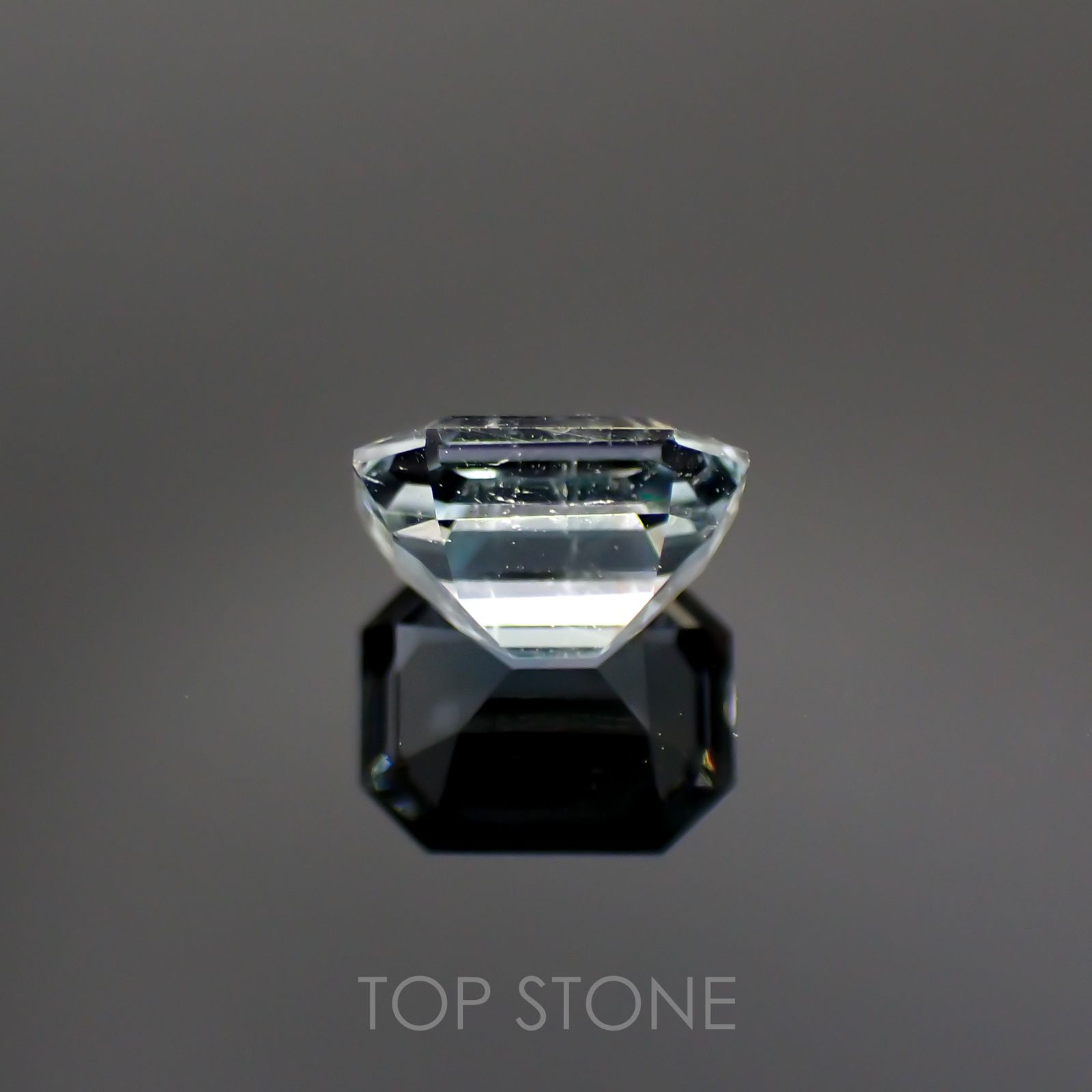 ジェレメジェバイト(宝石名エレメージェバイト) ナミビア産 0.685ct ソ付(彩珠)[20095019]5.7×4.4mm前後