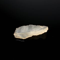 リビアングラス 原石 発見地：エジプト・リビア砂漠 11.26ct / 36.7x16.8mm前後 [260729287]