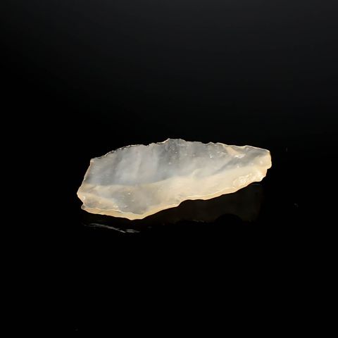 リビアングラス 原石 発見地：エジプト・リビア砂漠 11.26ct / 36.7x16.8mm前後 [260729287]