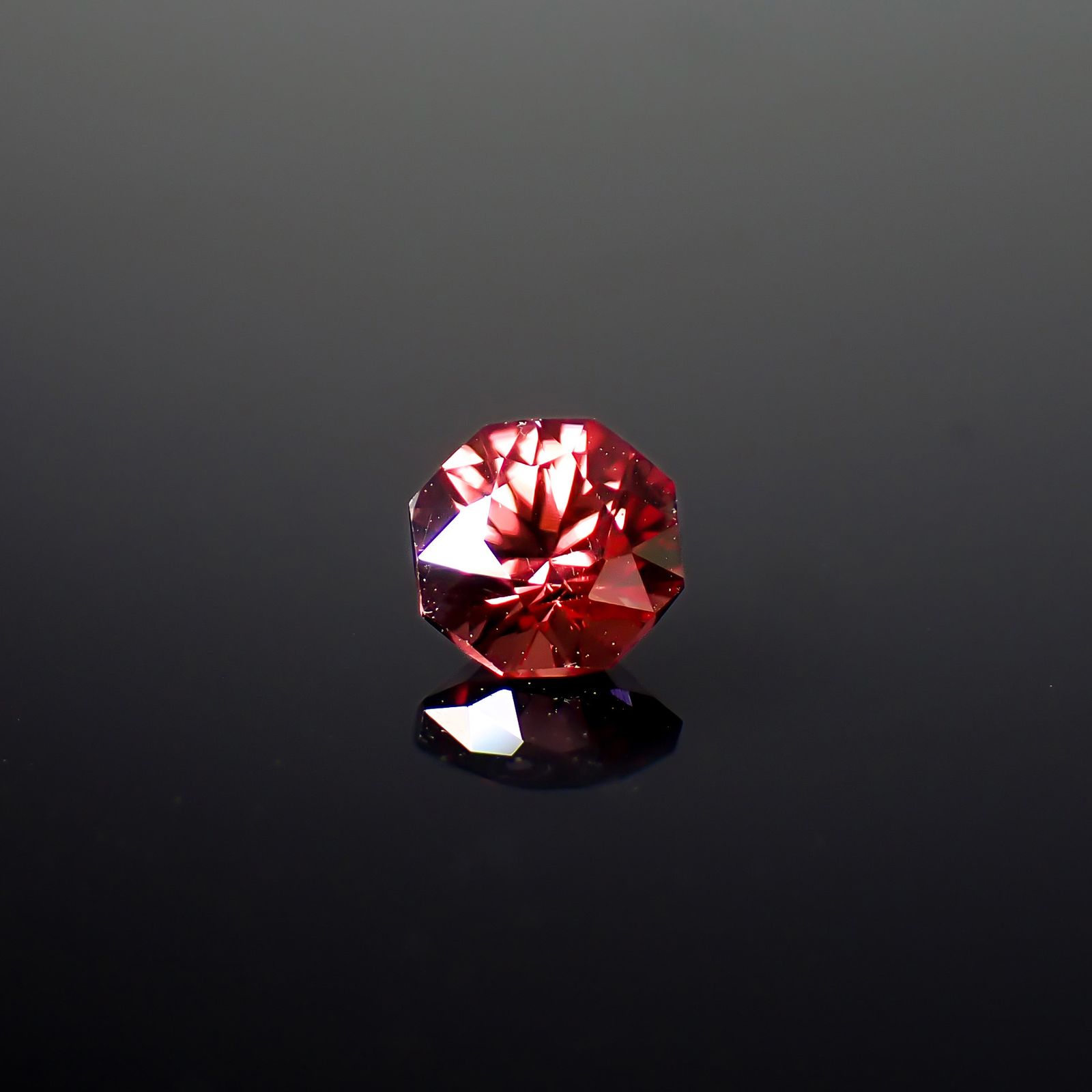 ◇オクタゴンカット◇レッドジルコン(宝石名ジルコン)スリランカ/カンボジア産 識別済 0.75ct / 5.1x5mm前後 [260732553]