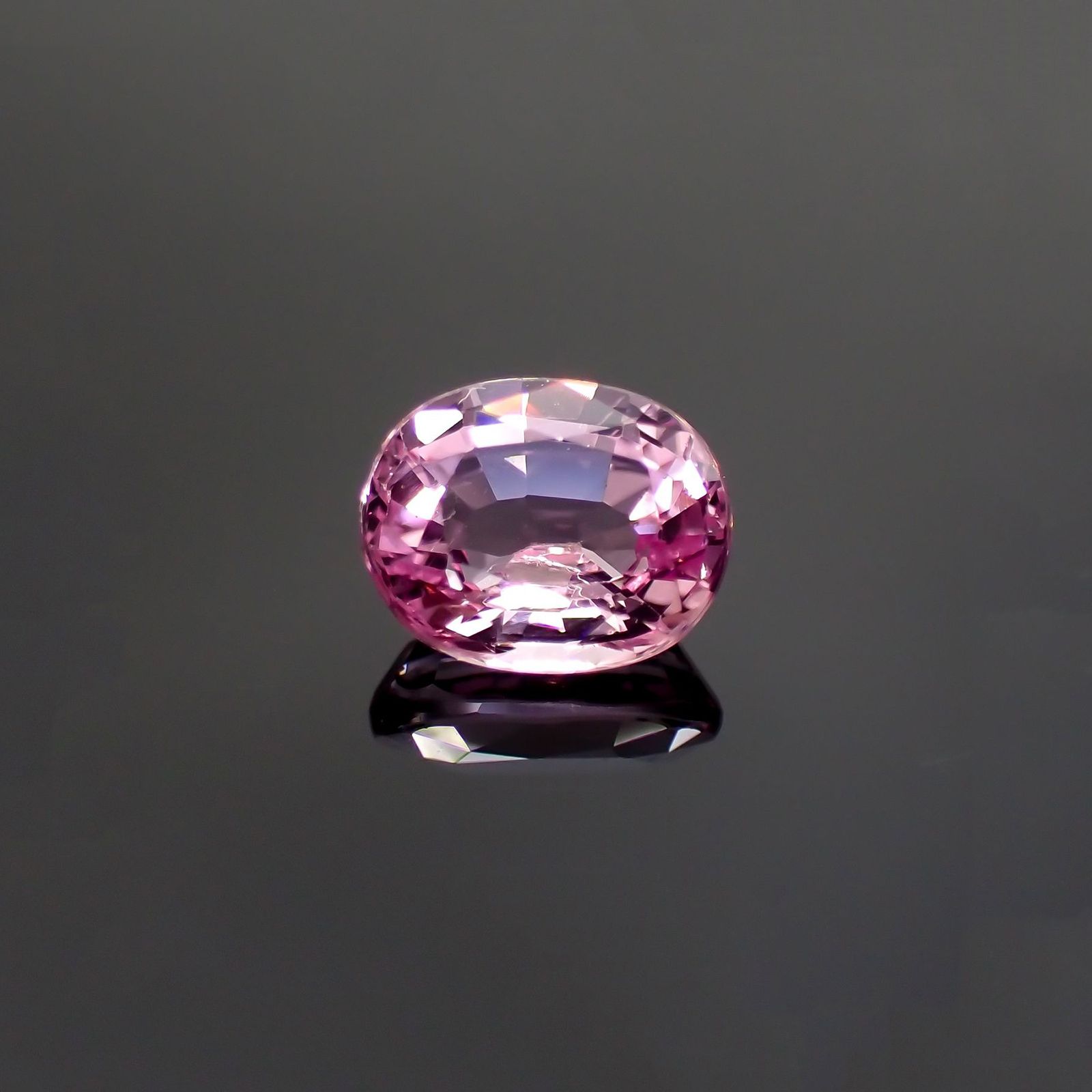 ピンクスピネル(宝石名ピンク・スピネル)タンザニア産 ソ付(彩珠) 1.072ct / 6.7x5.4mm前後 [260217265]