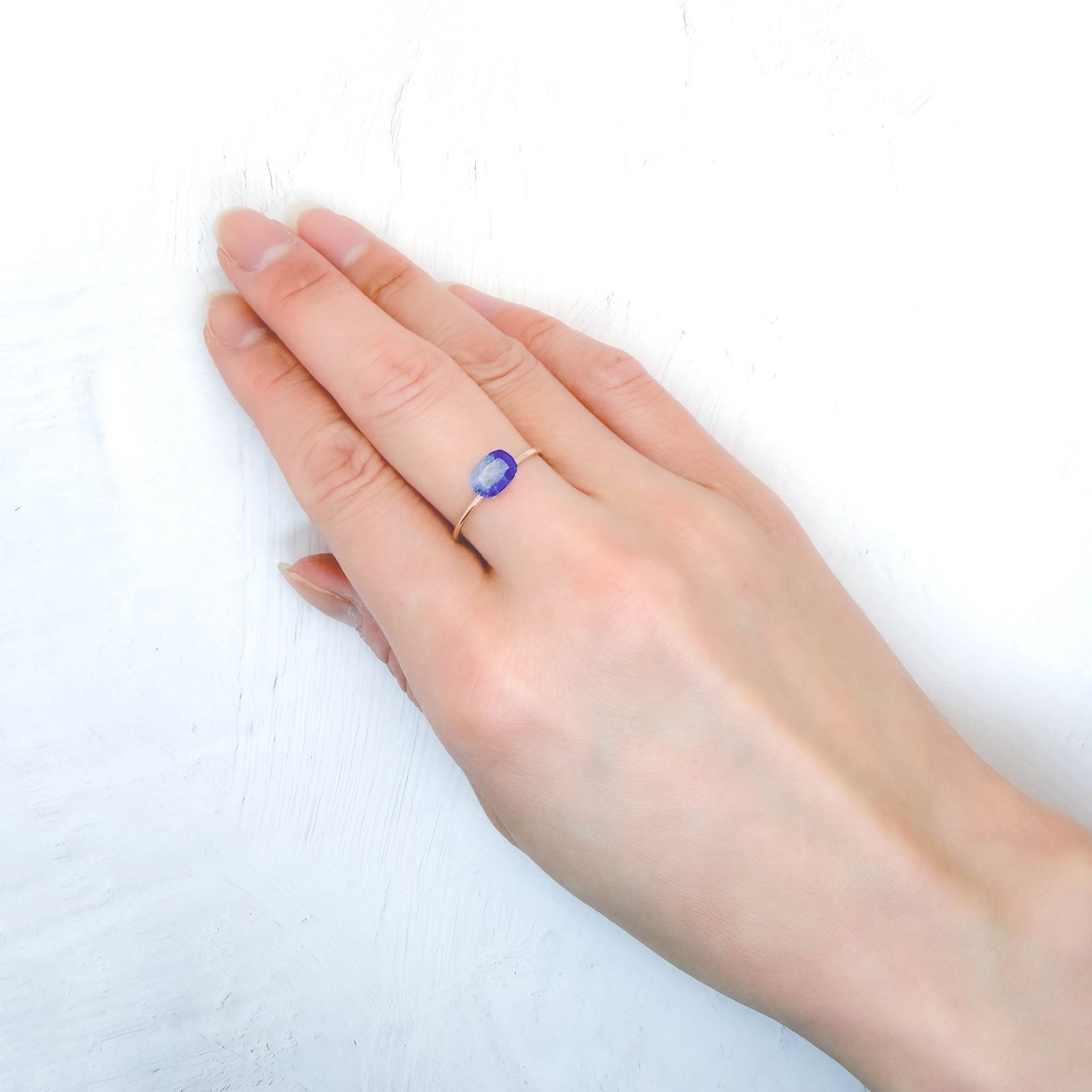 ラズライトインソーダライト フルオレッセンス アフガニスタン産 0.88ct / 7.3x5.4mm前後 [260432000]