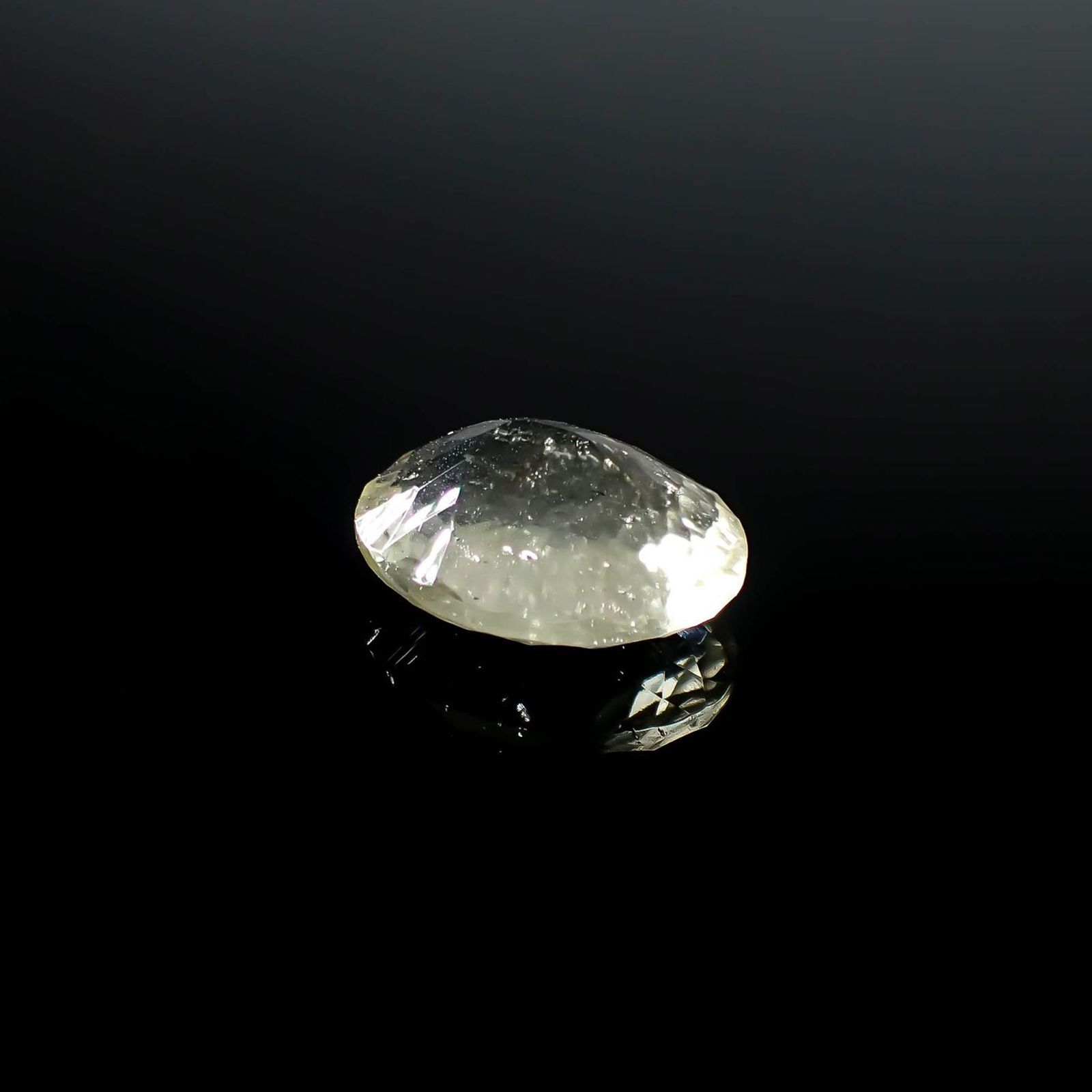 リビアングラス 発見地：エジプト・リビア砂漠 8.27ct / 16.5x12.9mm前後 [251131302]