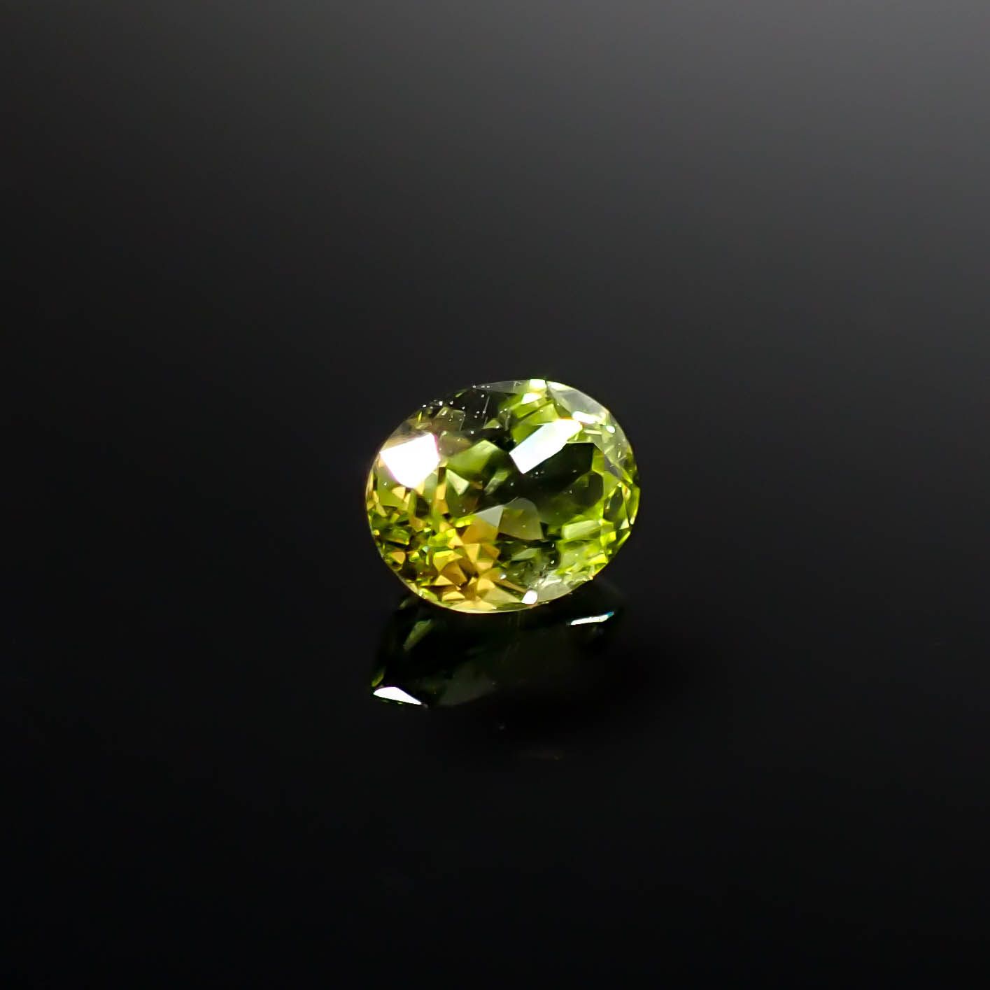 パラサイティックペリドット 採取地：インドネシア・ジェパラ 0.29ct [250730745]4.5x3.5mm前後