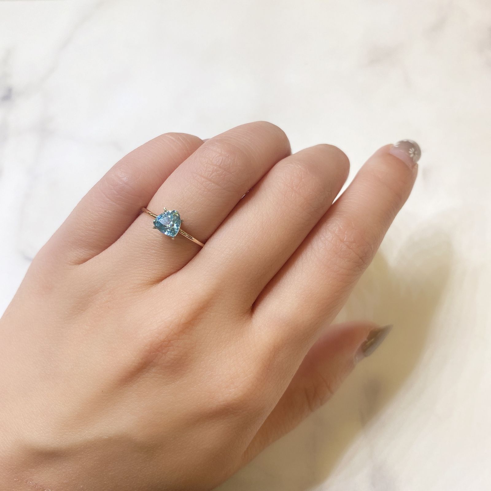 ブルージルコン(宝石名ジルコン) カンボジア産 1.43ct 識別済[211013445]6.1×6mm前後
