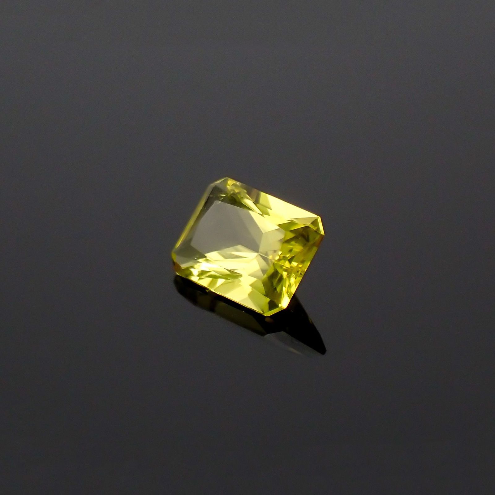 カナリートルマリン ザンビア・カナリー鉱山産 0.78ct / 6.8x4.9mm前後 [260223135]