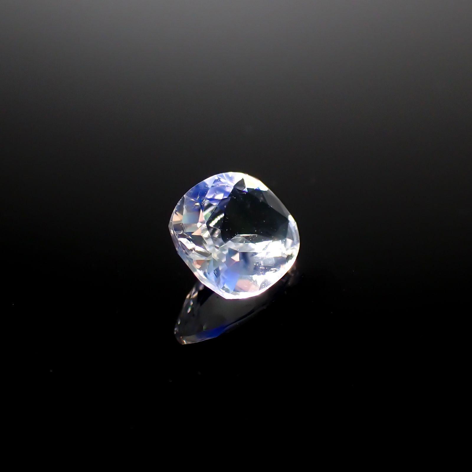 レインボームーンストーン ザンビア産 0.53ct[231224797]5.9x5.2mm前後