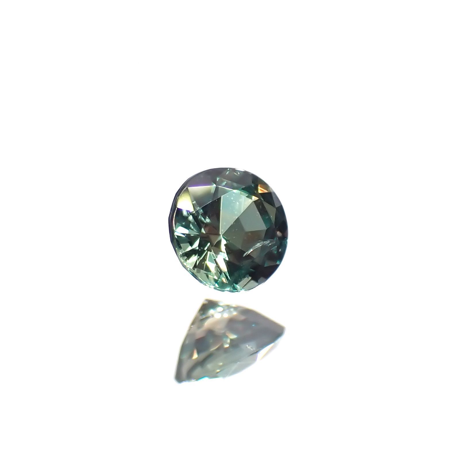 アレキサンドライト(宝石名アレキサンドライト)ブラジル産/EmeraldMains社製 0.125ct ソ付(彩珠)[220516022]3.1x3mm前後