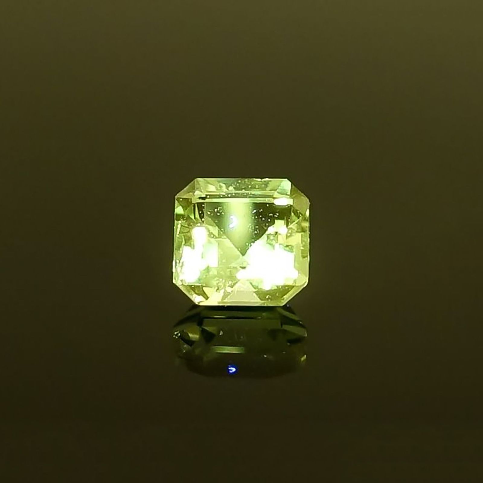 バナジウムコーネルピン(宝石名コーネルピン)タンザニア・タンガ州産 識別済 0.26ct / 3.5x3.5mm前後 [220115624]