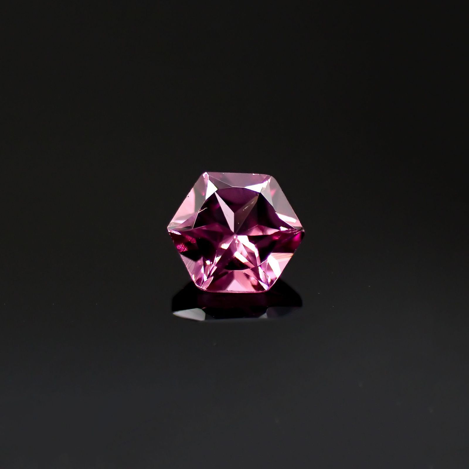 ◇ヘキサゴンカット◇カラーシフト マラヤガーネット(宝石名ガーネット)タンザニア産 0.73ct 識別済[220817564]5.1x5mm前後