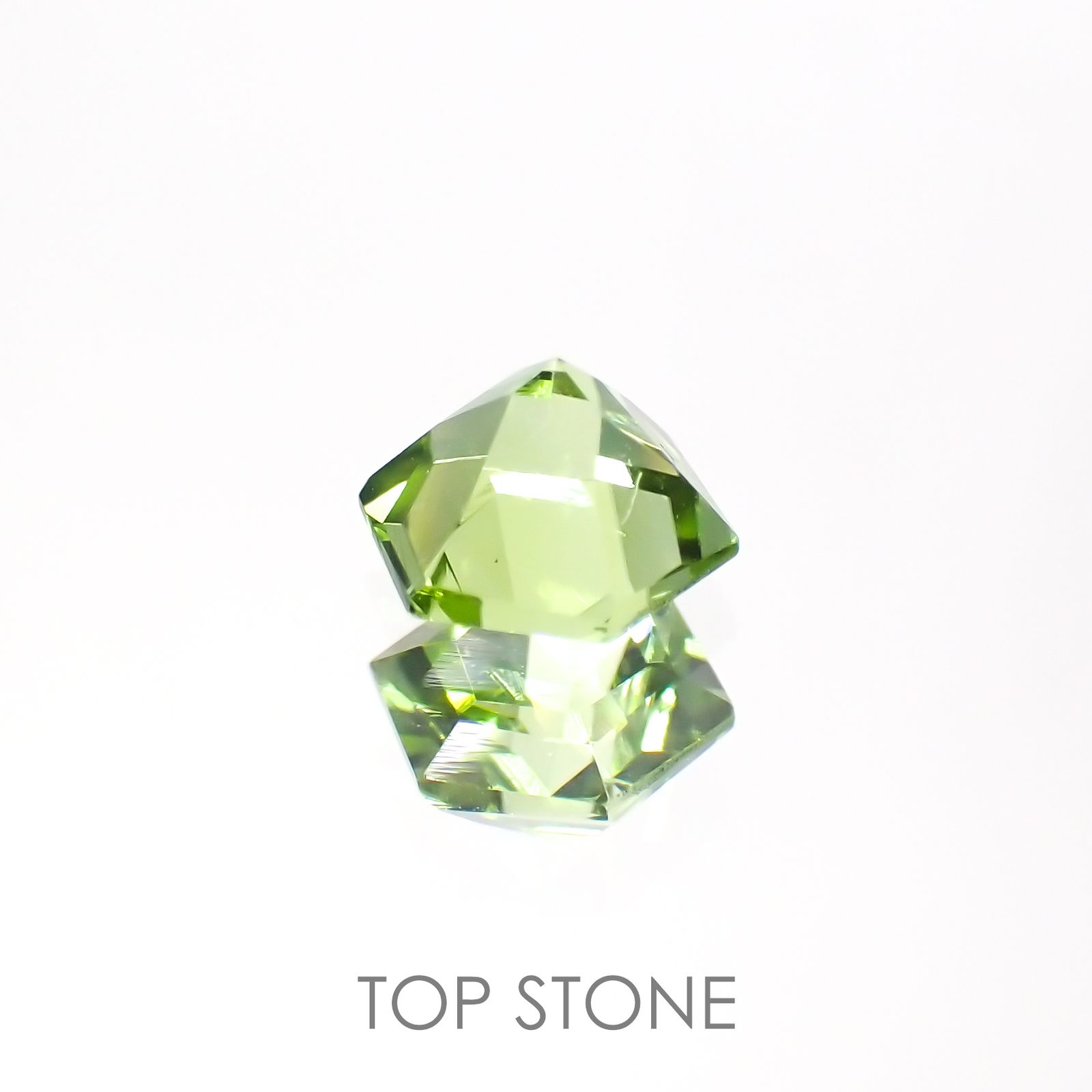 ◇ヘキサゴンカット◇ペリドット(宝石名ペリドット) パキスタン産 0.58ct 識別済[210913101]4.9×4.8mm前後