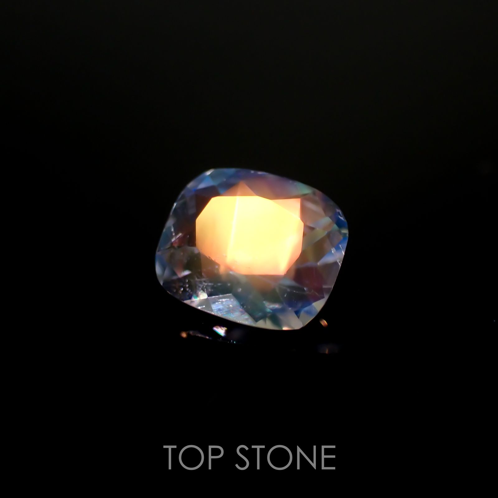 レインボームーンストーン(宝石名ラブラドライト)マダガスカル産 0.6ct 識別済[211113755]6x5.1mm前後