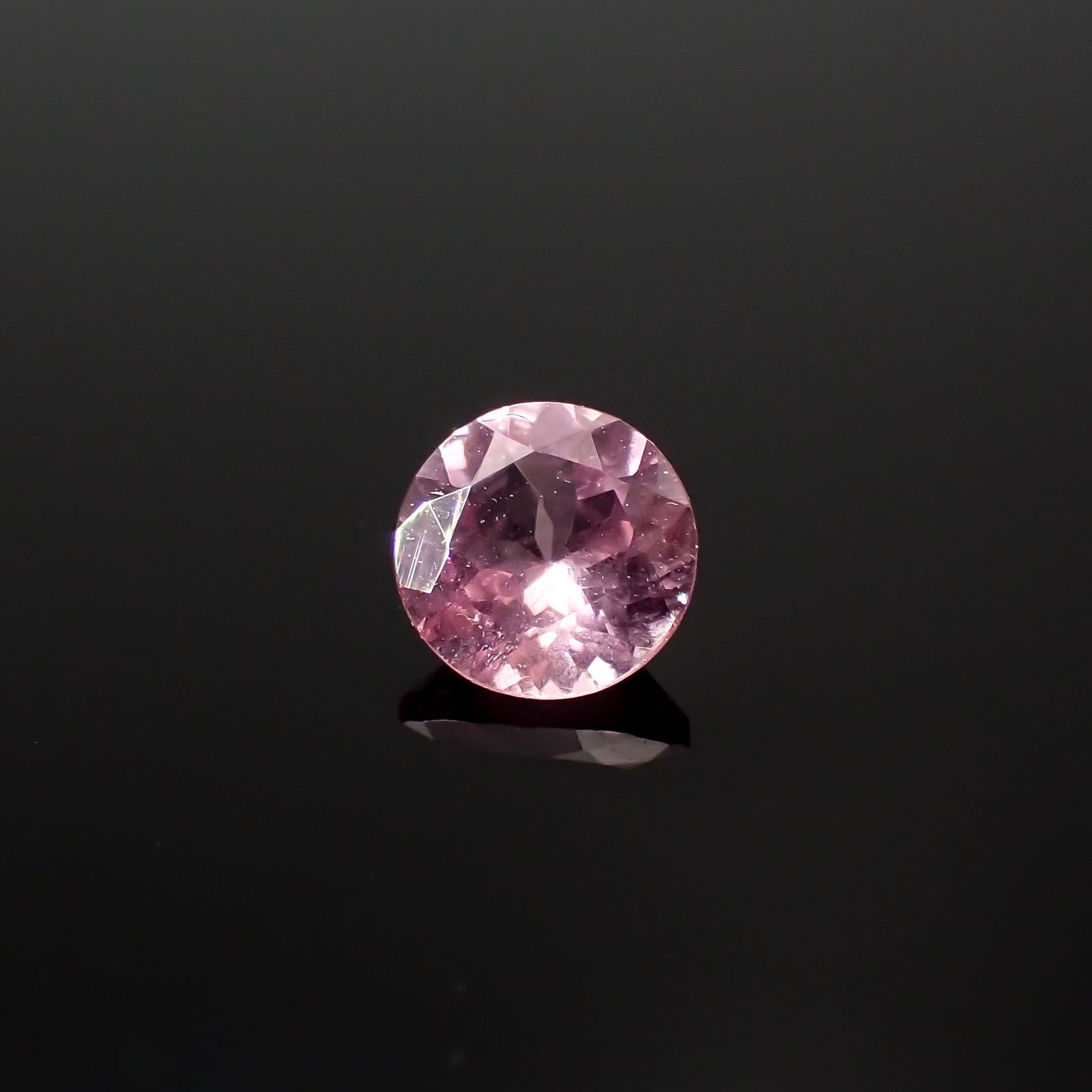 シルキーピンクスピネル タンザニア産 0.47ct / 4.9x4.9mm前後 [260524950]