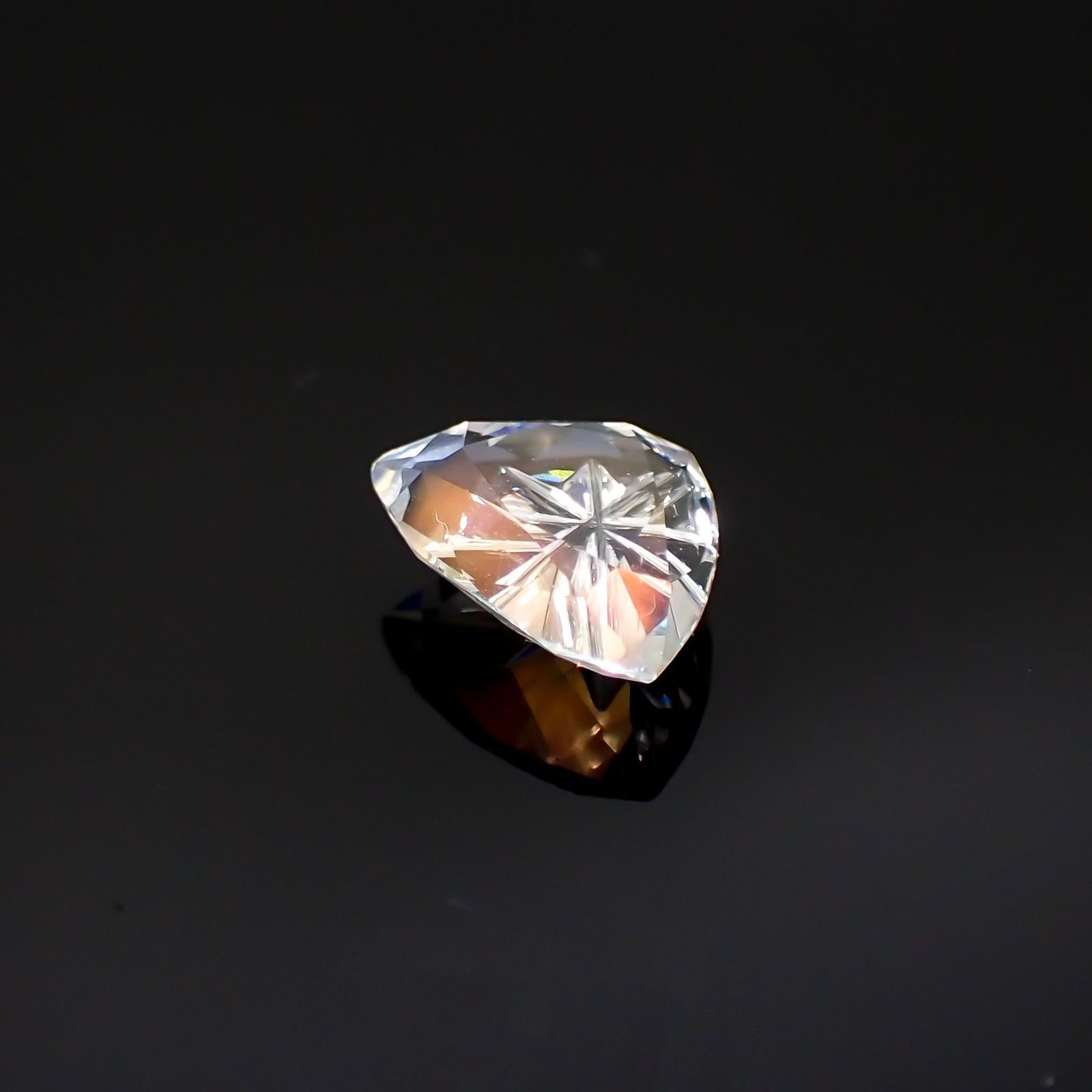 ◇甲州貴石切子Plus Three◇レインボームーンストーン カード付き(宝石名ラブラドライト)マダガスカル産 識別済 1.21ct / 7x8.7mm前後 [251114601]