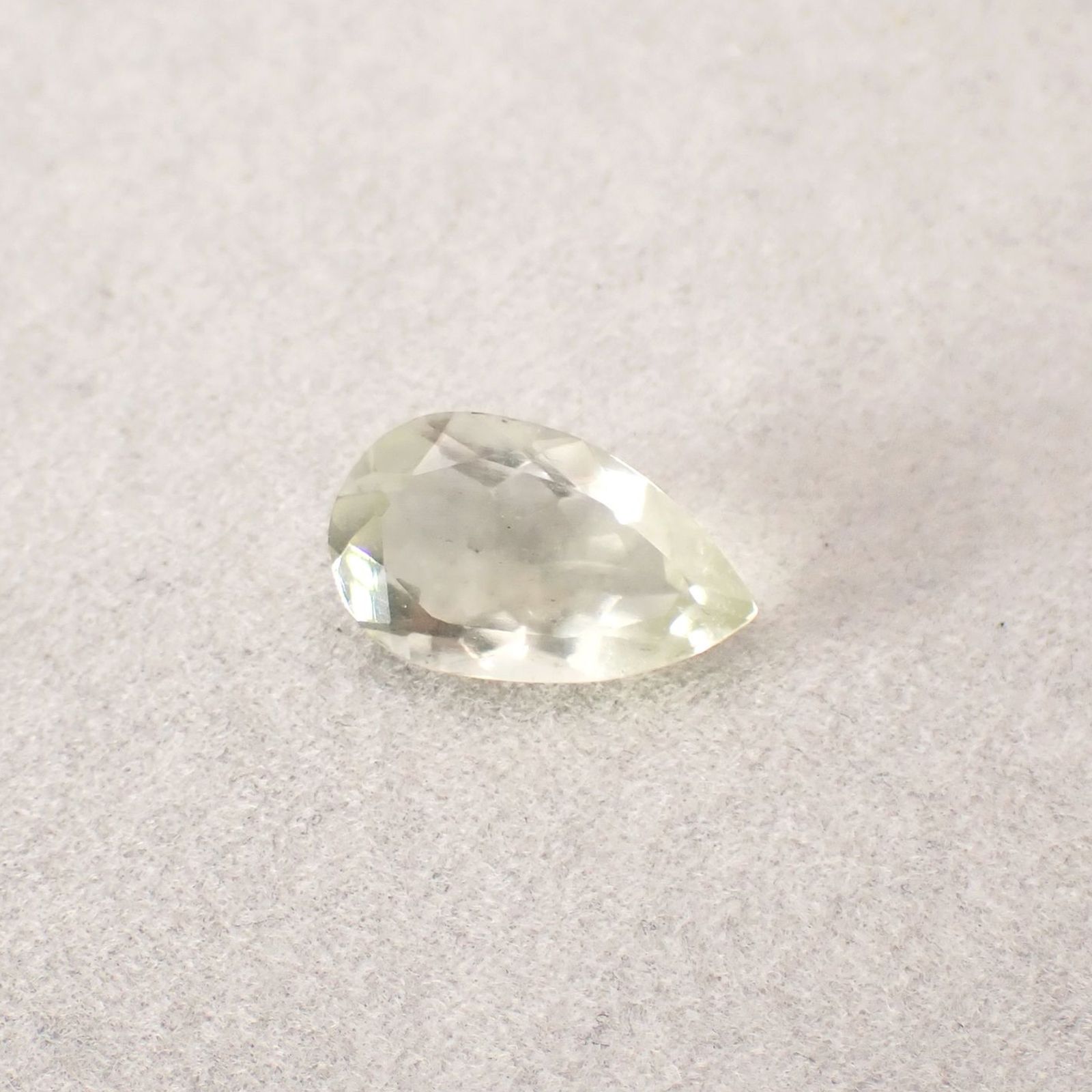 リビアングラス 発見地：エジプト・リビア砂漠 4.76ct / 17.1x10.2mm前後 [251131305]