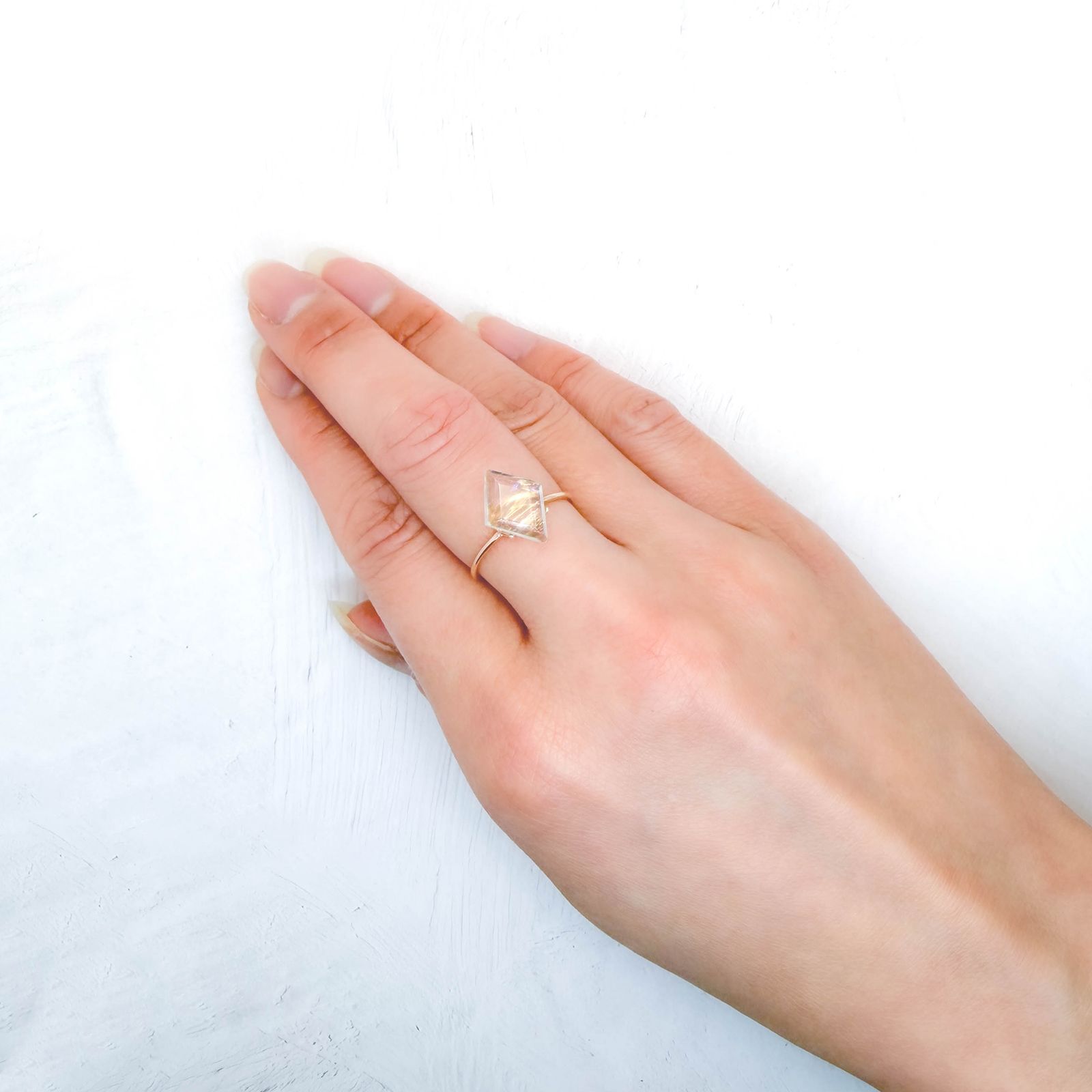 ◇リバーシブル・カスタムカット◇マラウイムーンストーン マラウイ共和国産 2.77ct / 13.1x9.6mm前後 [260331830]