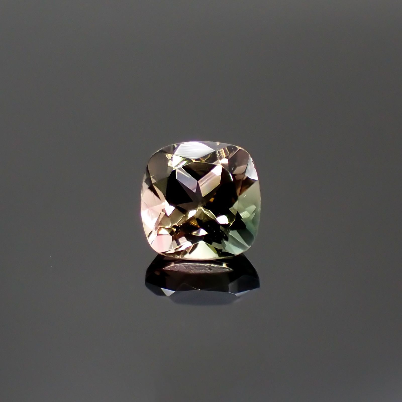 バイカラートルマリン(宝石名トルマリン)コンゴ産 1.08ct 識別済[250114993]6.1x6.1mm前後