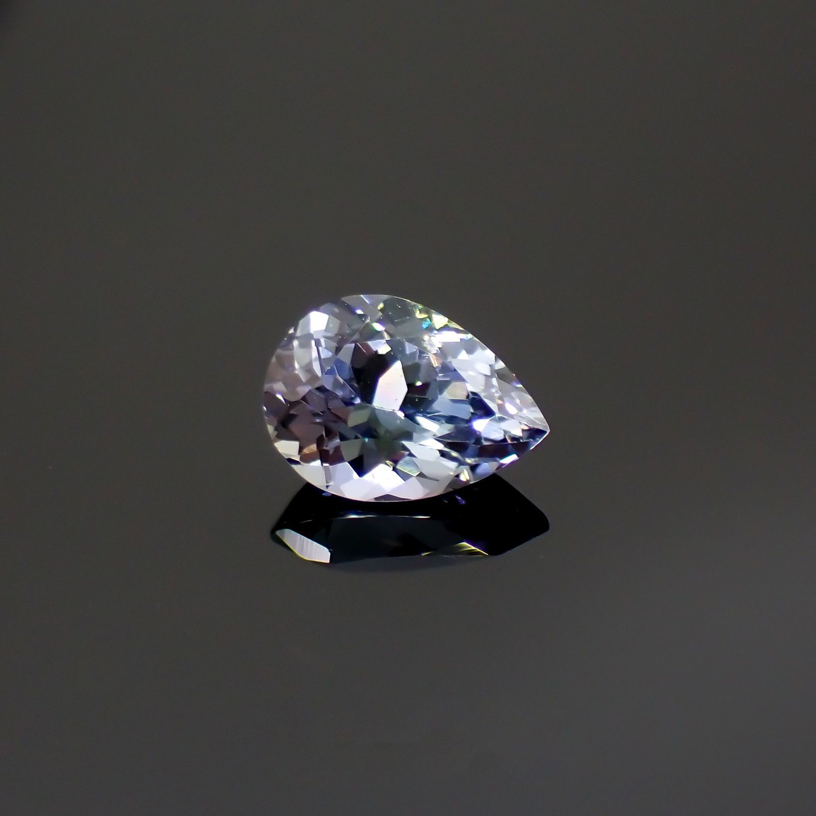 バイカラータンザナイト(宝石名タンザナイト)タンザニア産 0.84ct 識別済[220716998]7.4x5.4mm前後