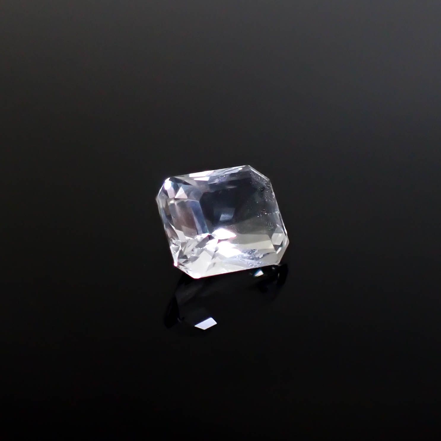 カラーレスフローライト フルオレッセンス イギリス産 1.98ct [250430161]7.6x6.4mm前後