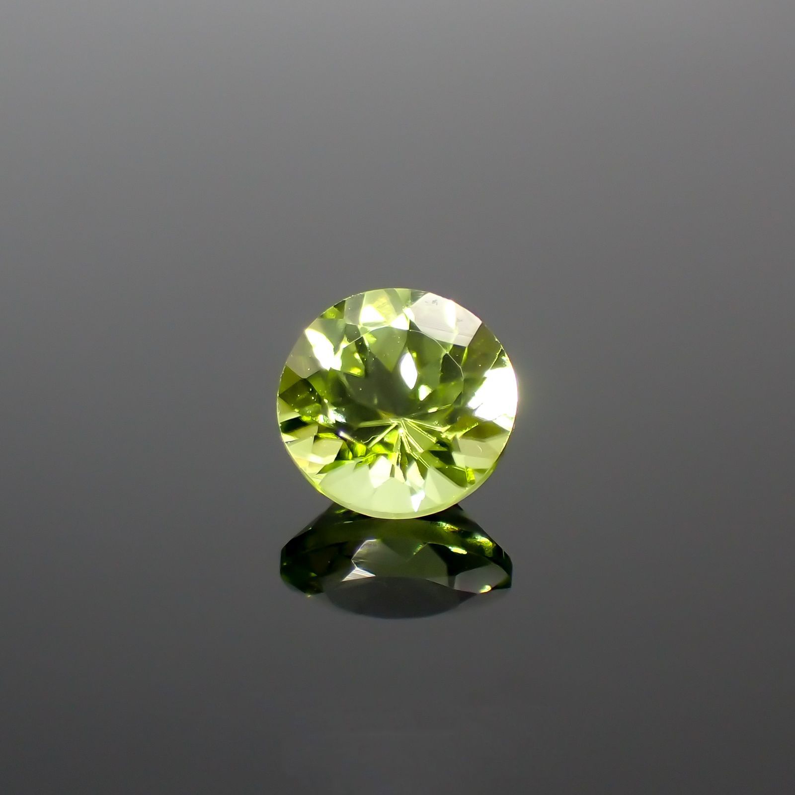 ペリドット(宝石名ペリドット) パキスタン産 1.11ct 識別済[210813071]6.4×6.4mm前後