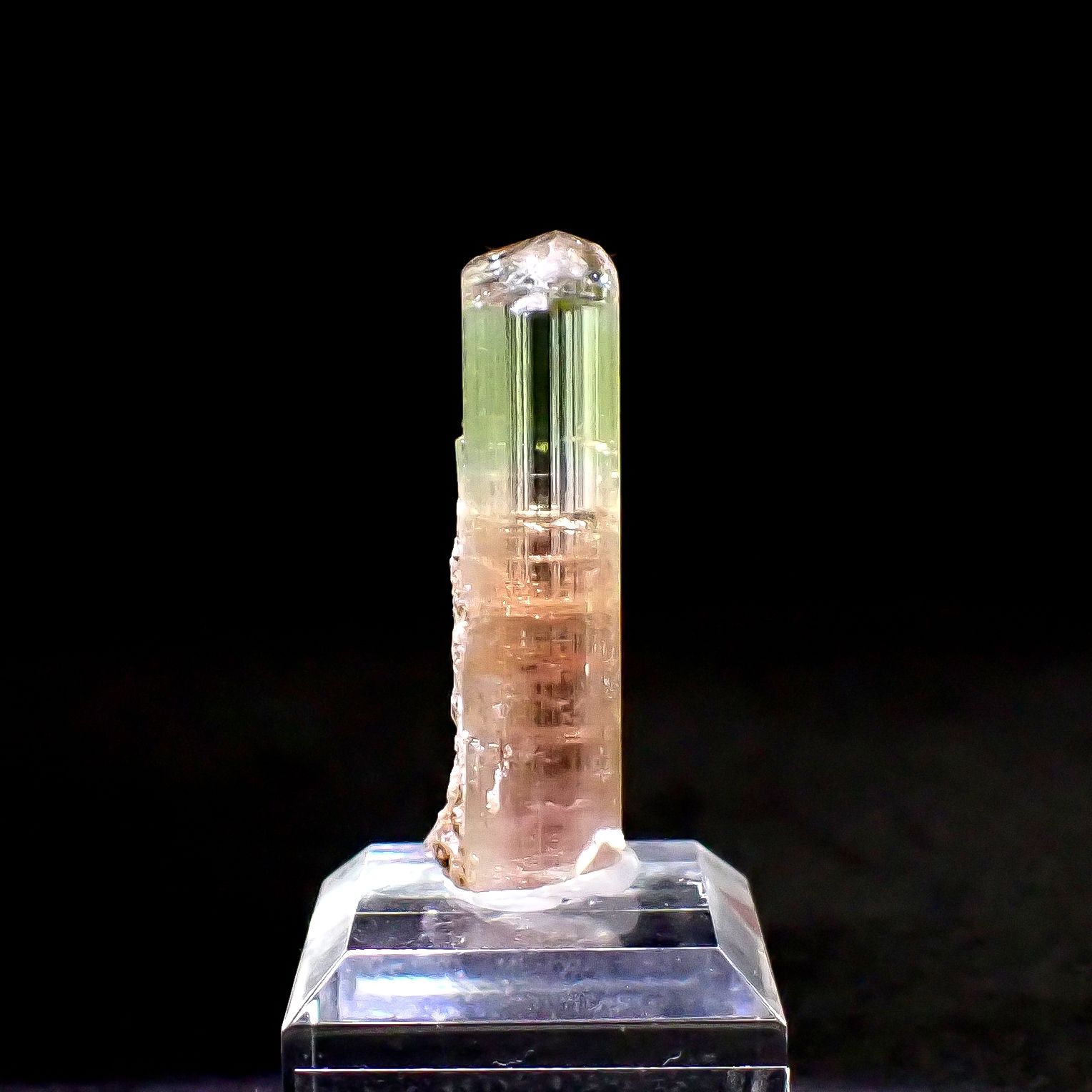 トルマリン柱状結晶原石 アフガニスタン・パプロク鉱山産 アクリル台座付き 26.8ct(5.36g) / 8x8.1x34.7mm前後 [260632363]