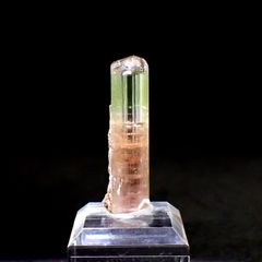 トルマリン柱状結晶原石 アフガニスタン・パプロク鉱山産 アクリル台座付き 26.8ct(5.36g) / 8x8.1x34.7mm前後 [260632363]