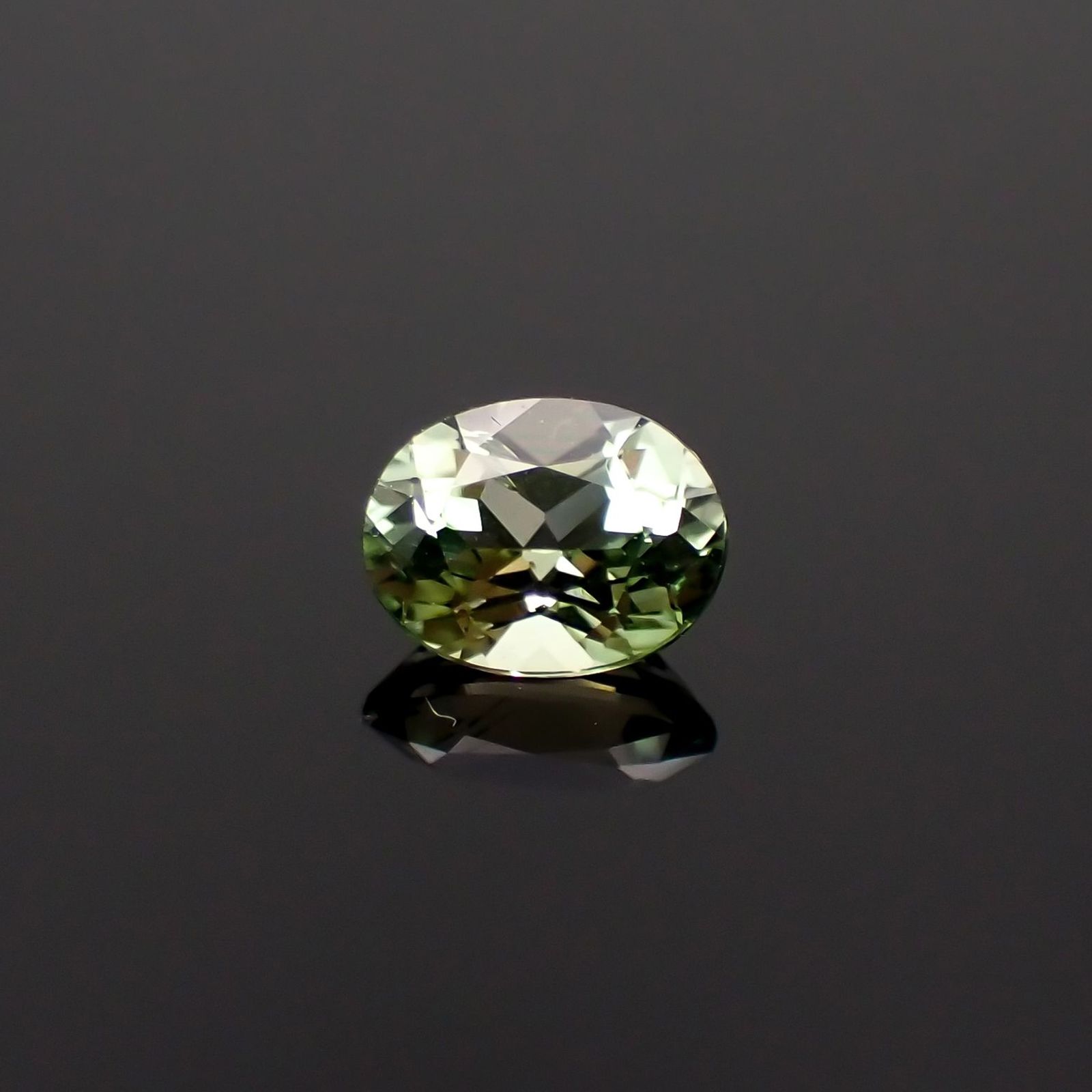 バナジウムコーネルピン(宝石名コーネルピン)タンザニア・タンガ州産 識別済 0.43ct / 5.3x4mm前後 [230320933]